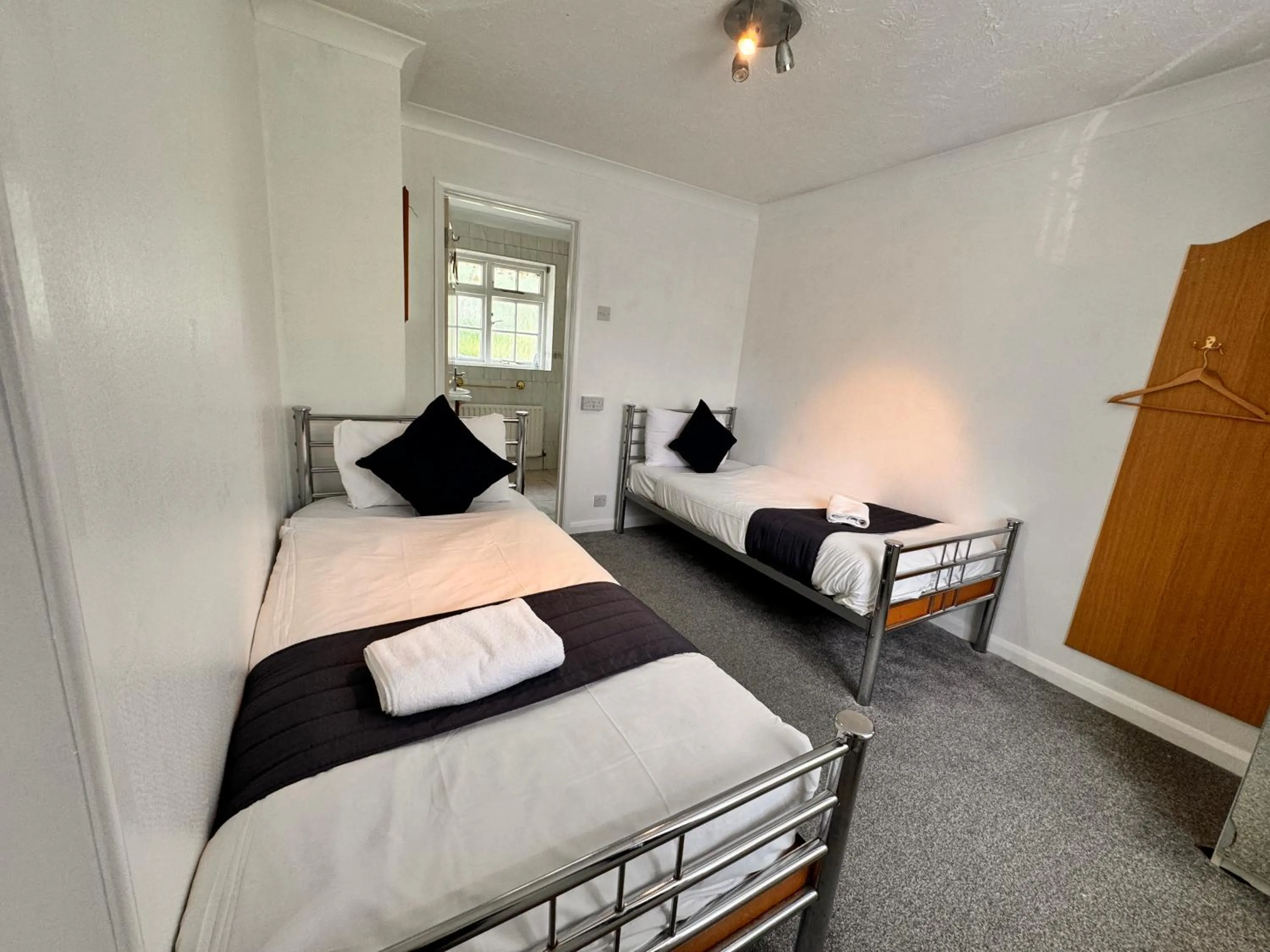 Bed in All Seasons Gatwick Guest House & Parking