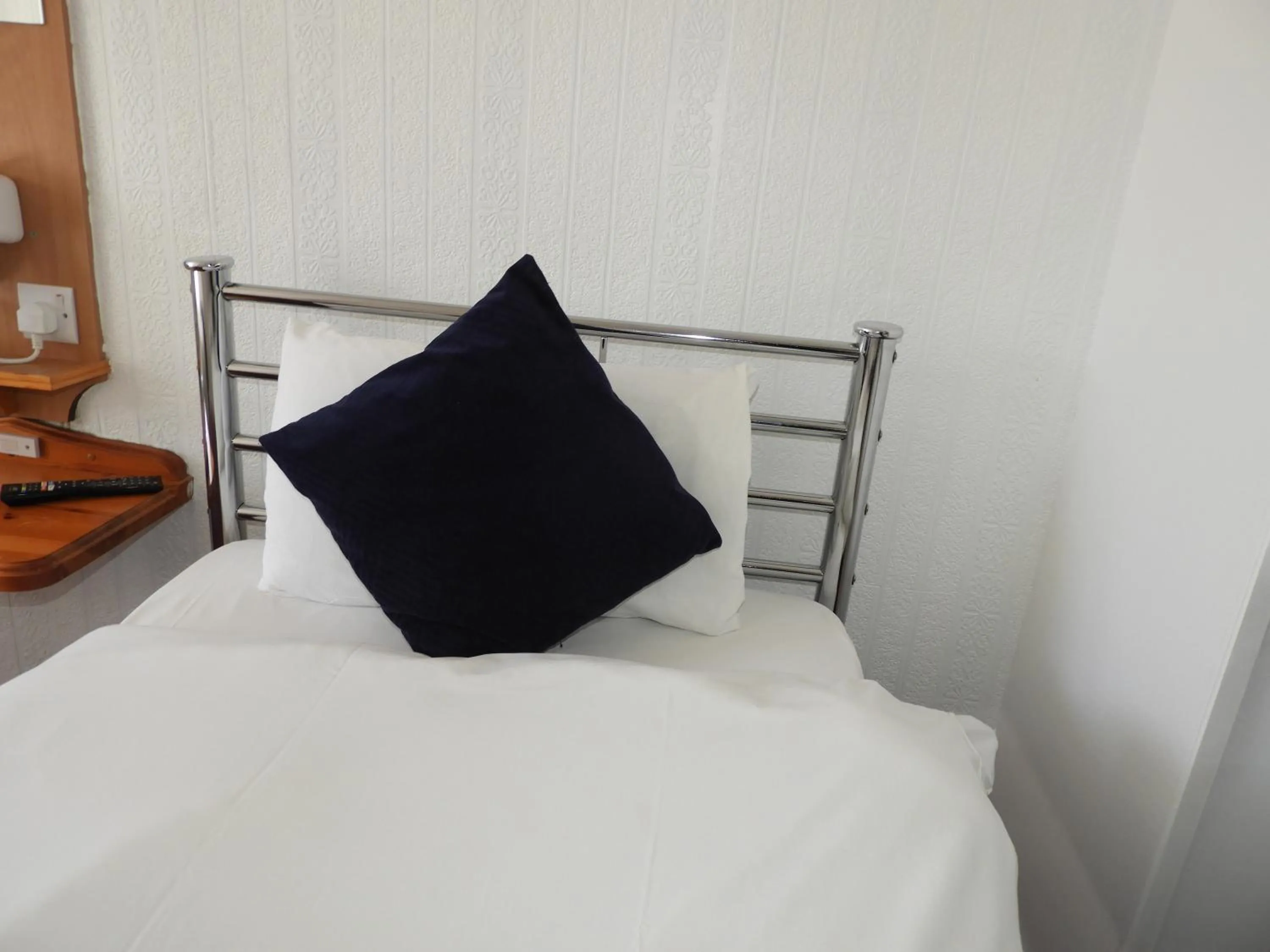 Bed in All Seasons Gatwick Guest House & Parking
