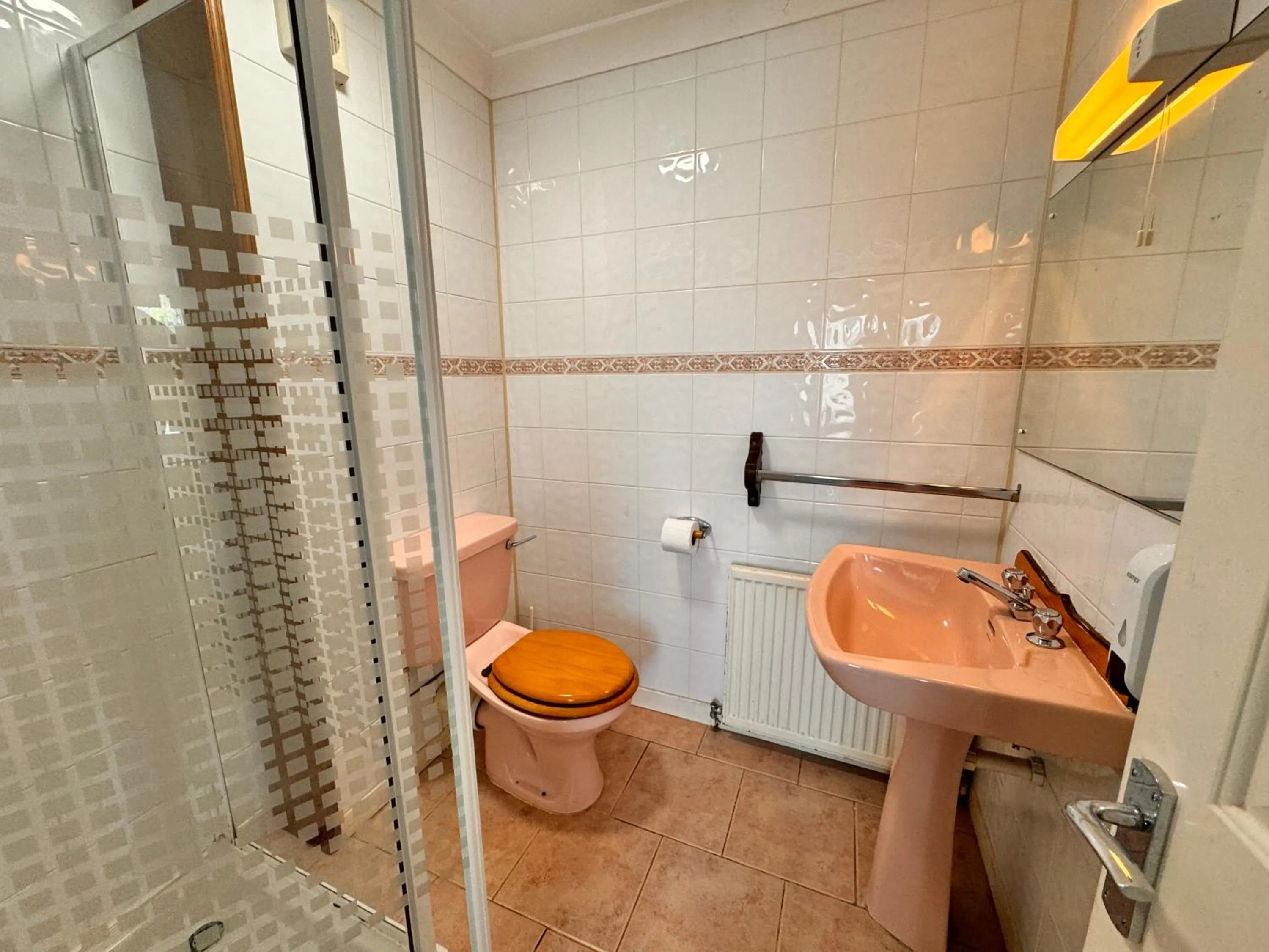 Shower in All Seasons Gatwick Guest House & Parking