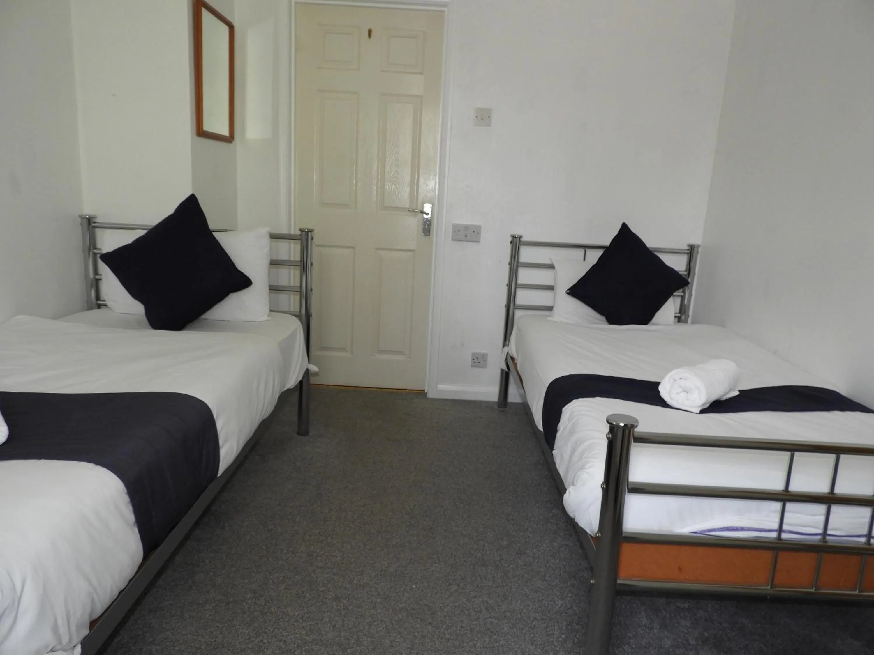 Bed in All Seasons Gatwick Guest House & Parking