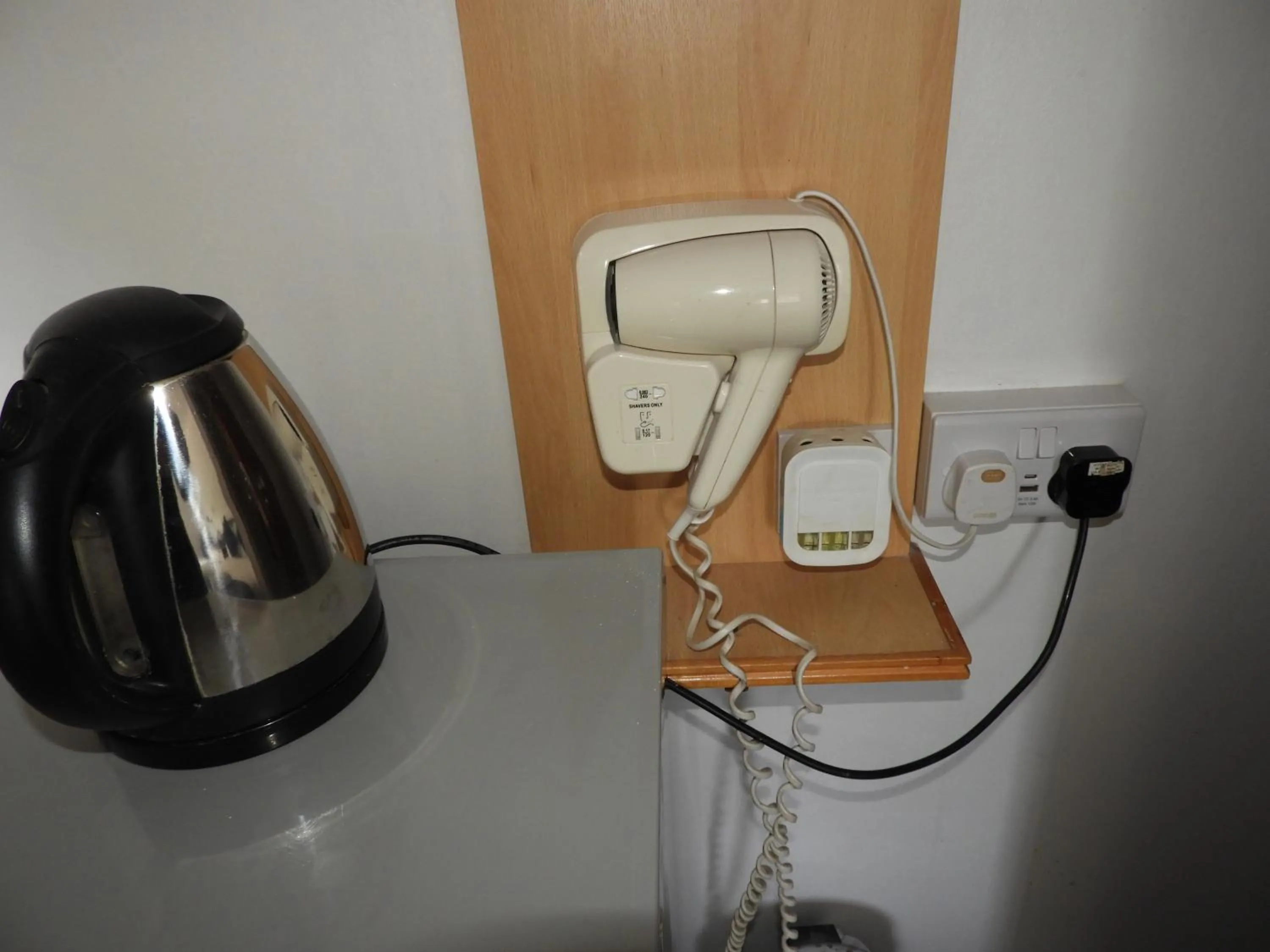 Coffee/tea facilities in All Seasons Gatwick Guest House & Parking