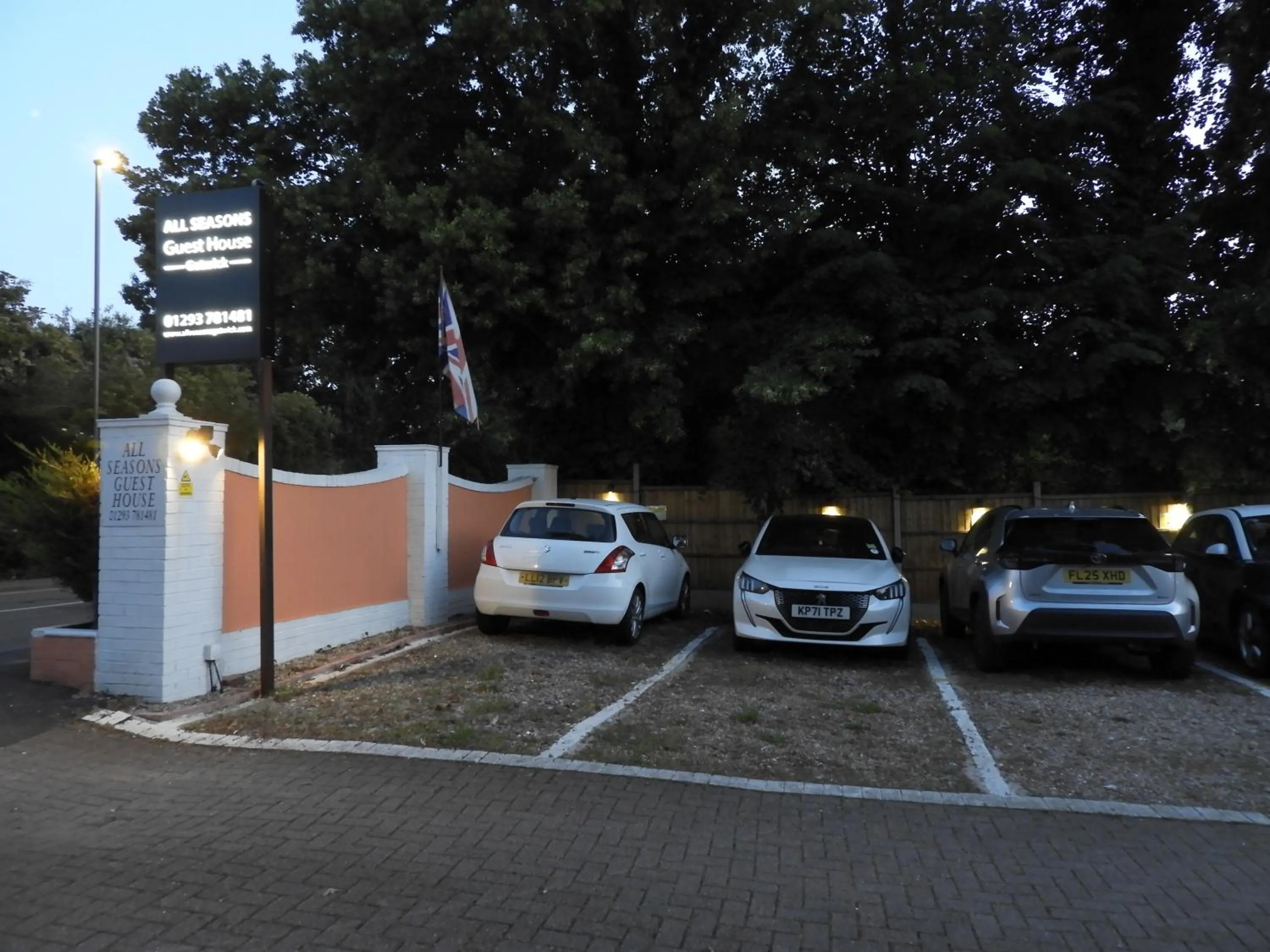 Property building in All Seasons Gatwick Guest House & Parking