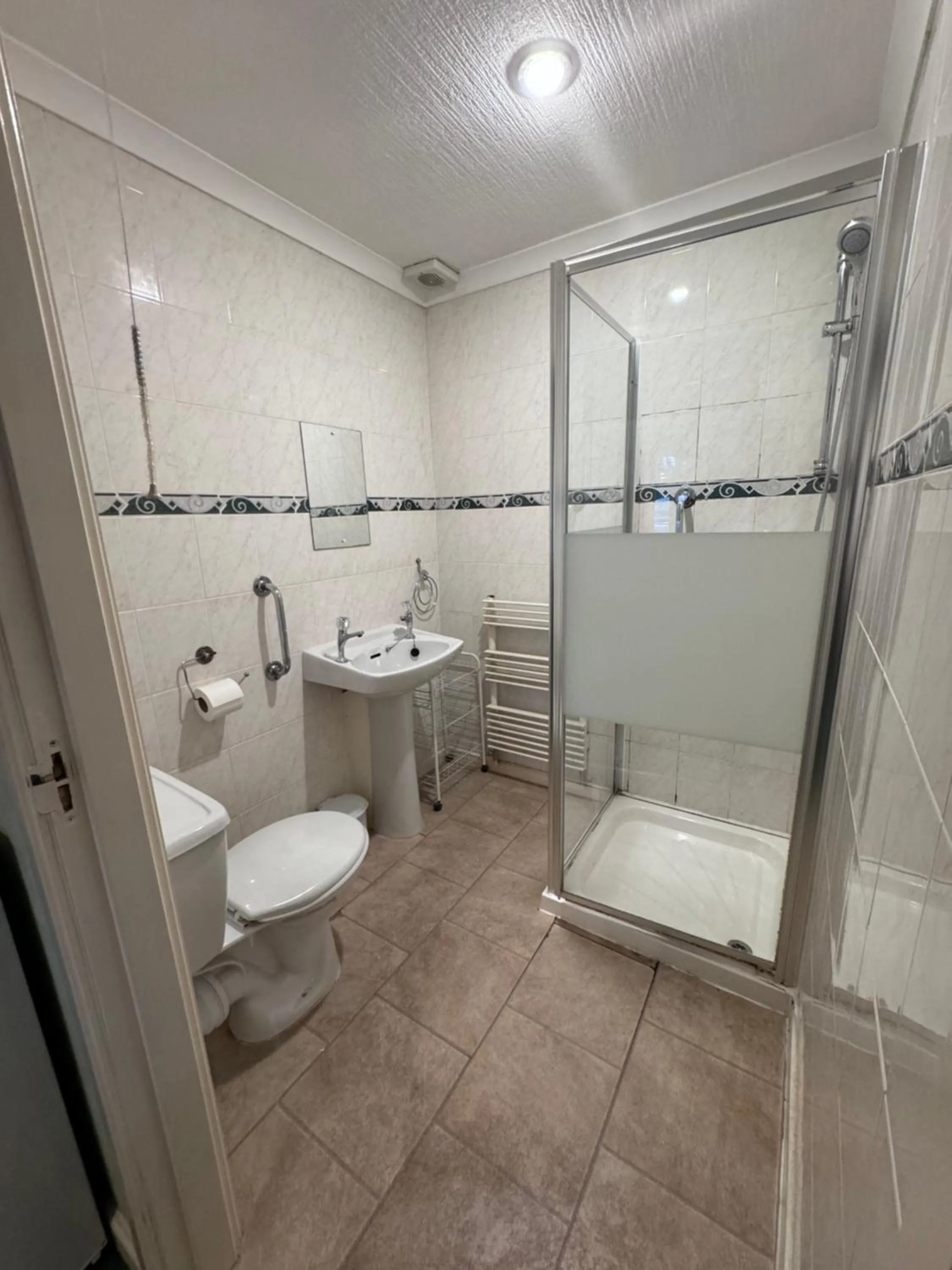 Toilet in All Seasons Gatwick Guest House & Parking