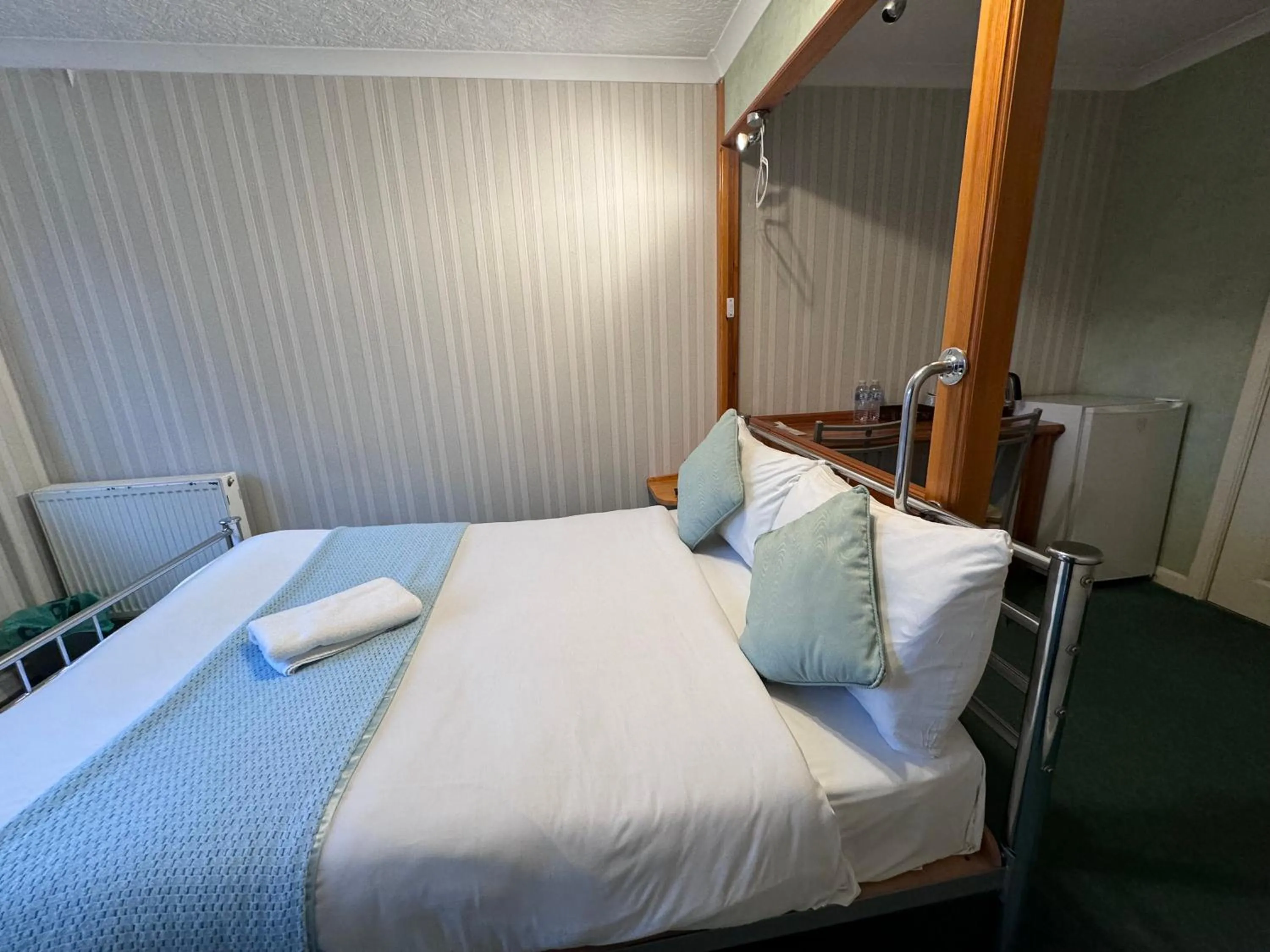 Bed in All Seasons Gatwick Guest House & Parking