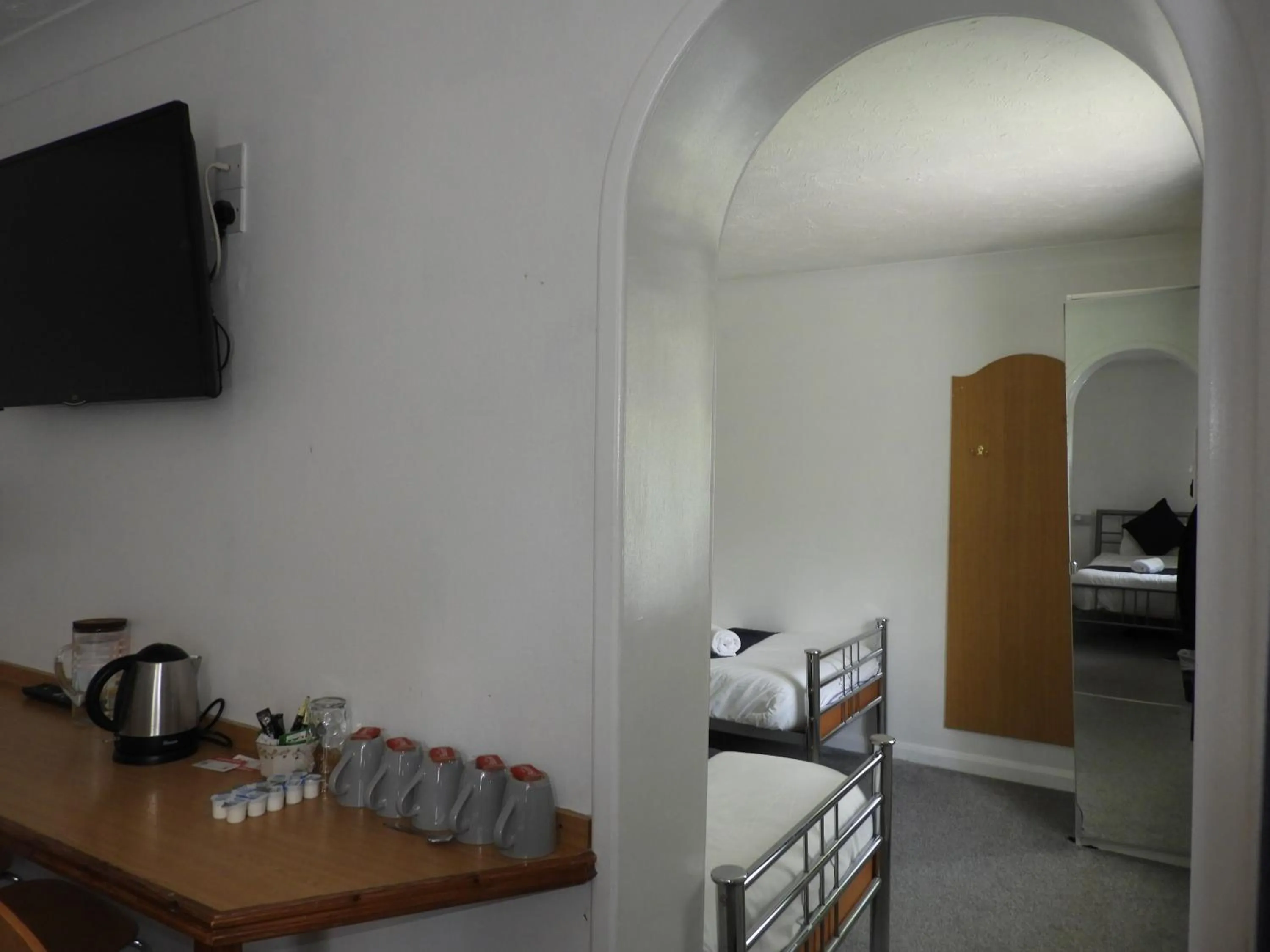 Bed in All Seasons Gatwick Guest House & Parking
