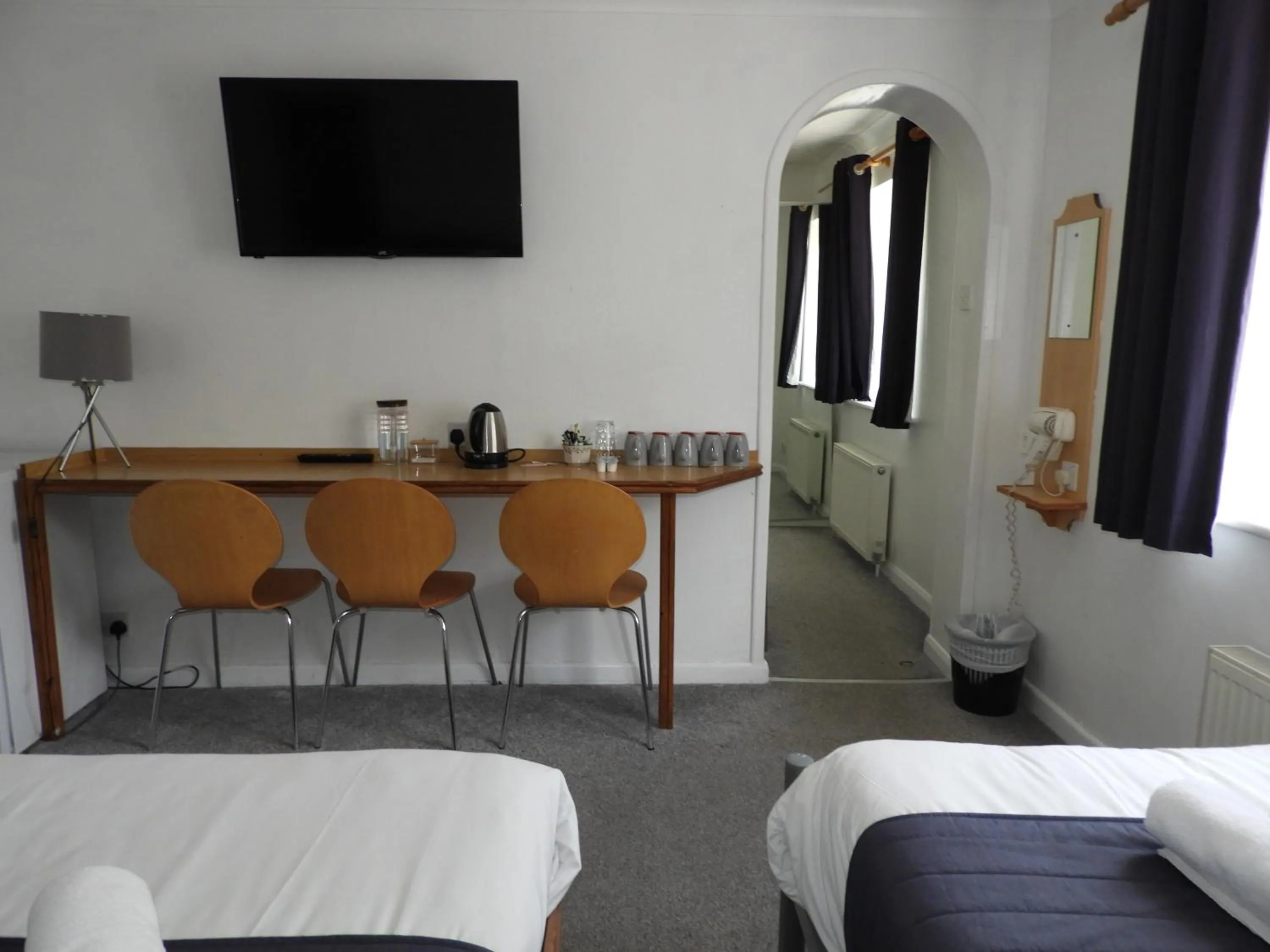 Bed in All Seasons Gatwick Guest House & Parking