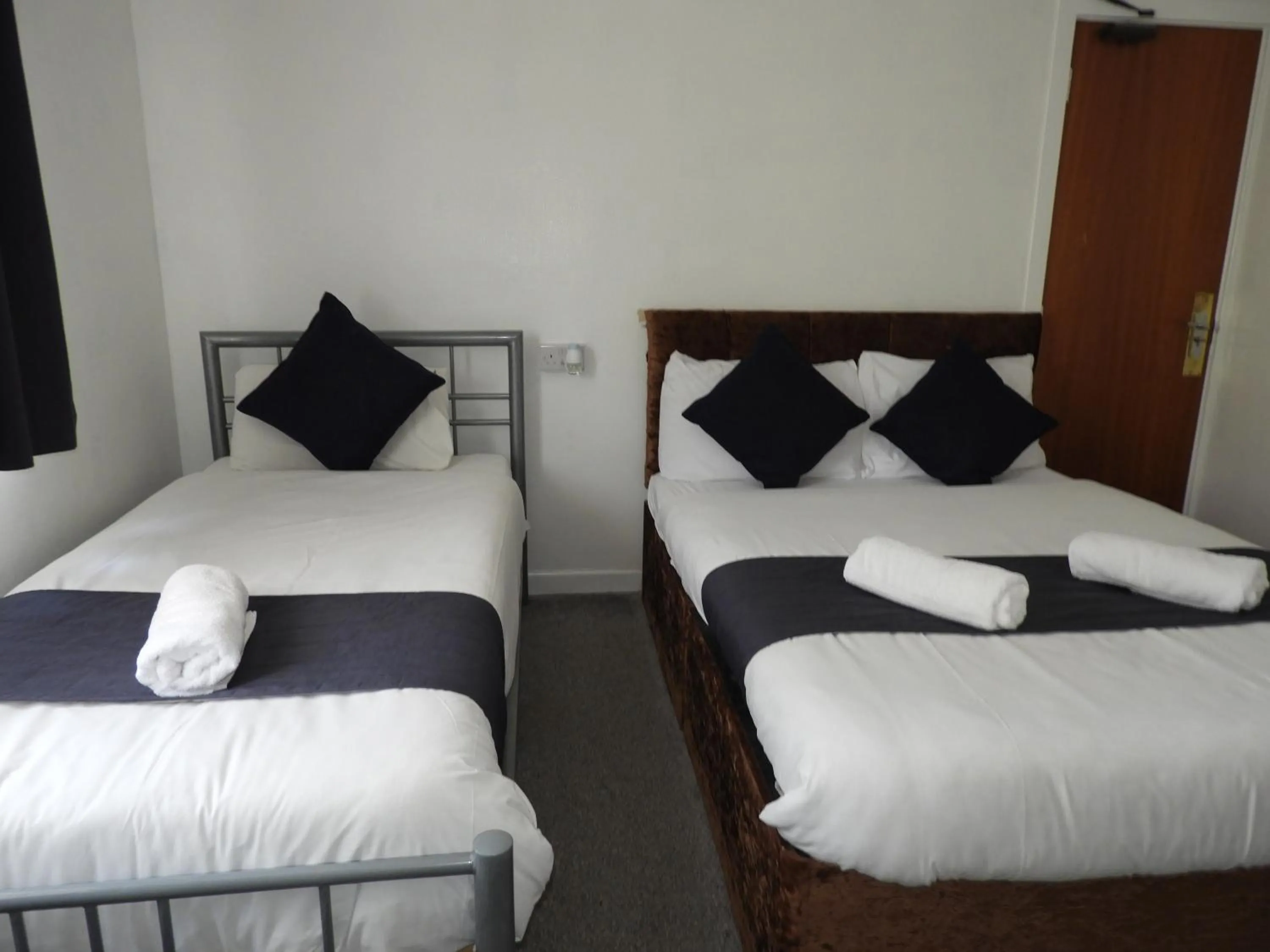 Bed in All Seasons Gatwick Guest House & Parking