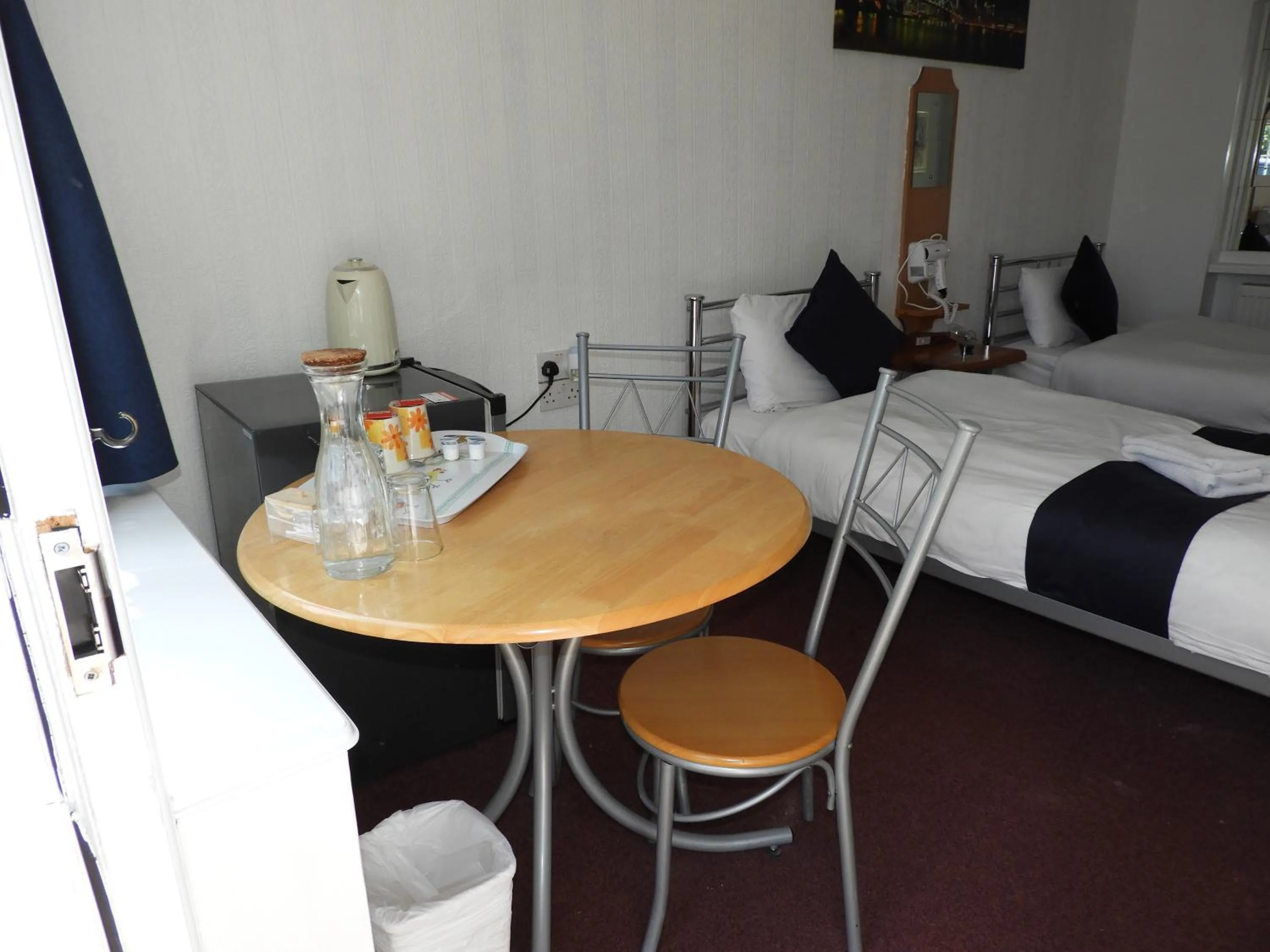 Coffee/tea facilities, Bed in All Seasons Gatwick Guest House & Parking