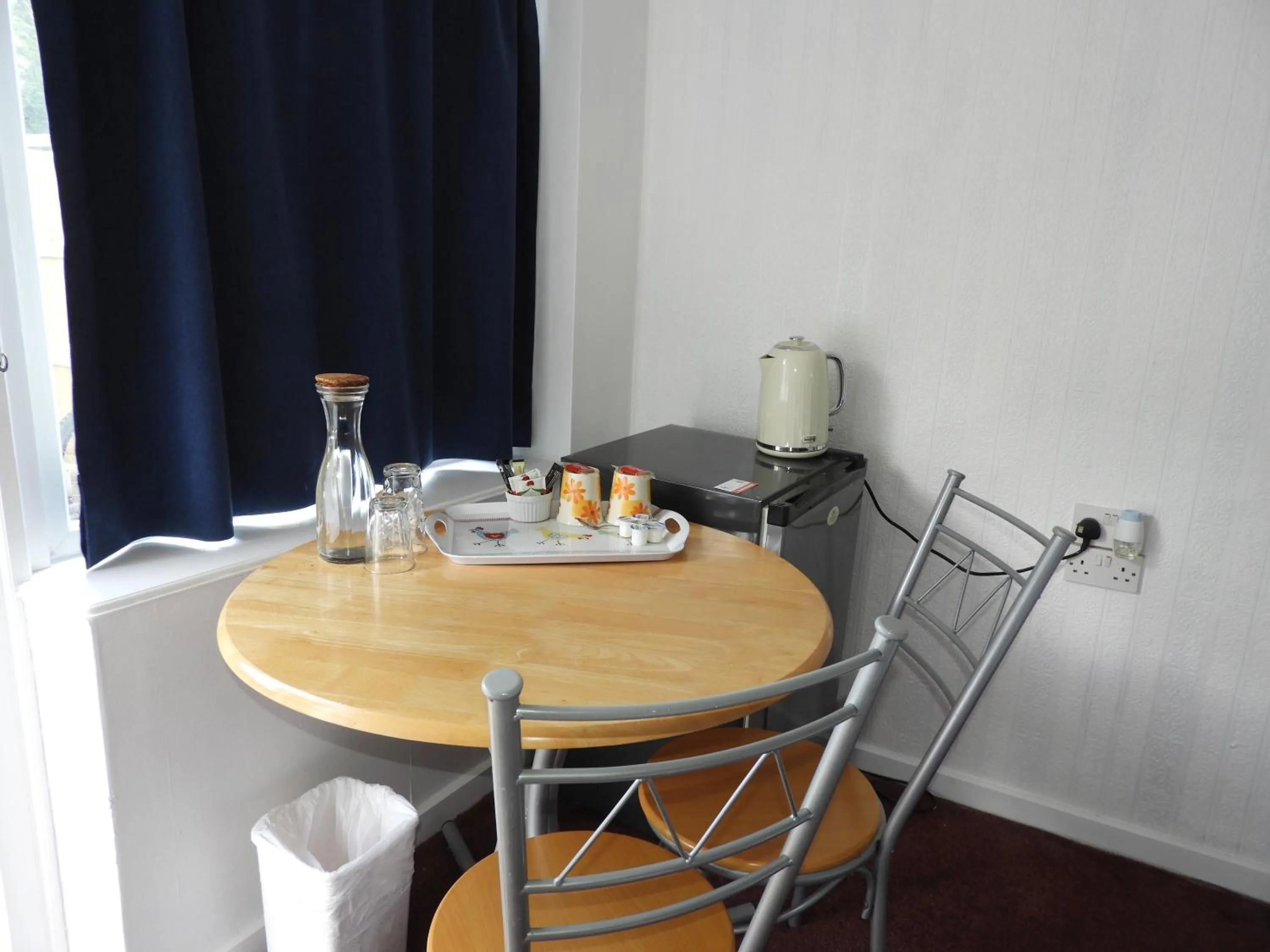 Coffee/tea facilities in All Seasons Gatwick Guest House & Parking