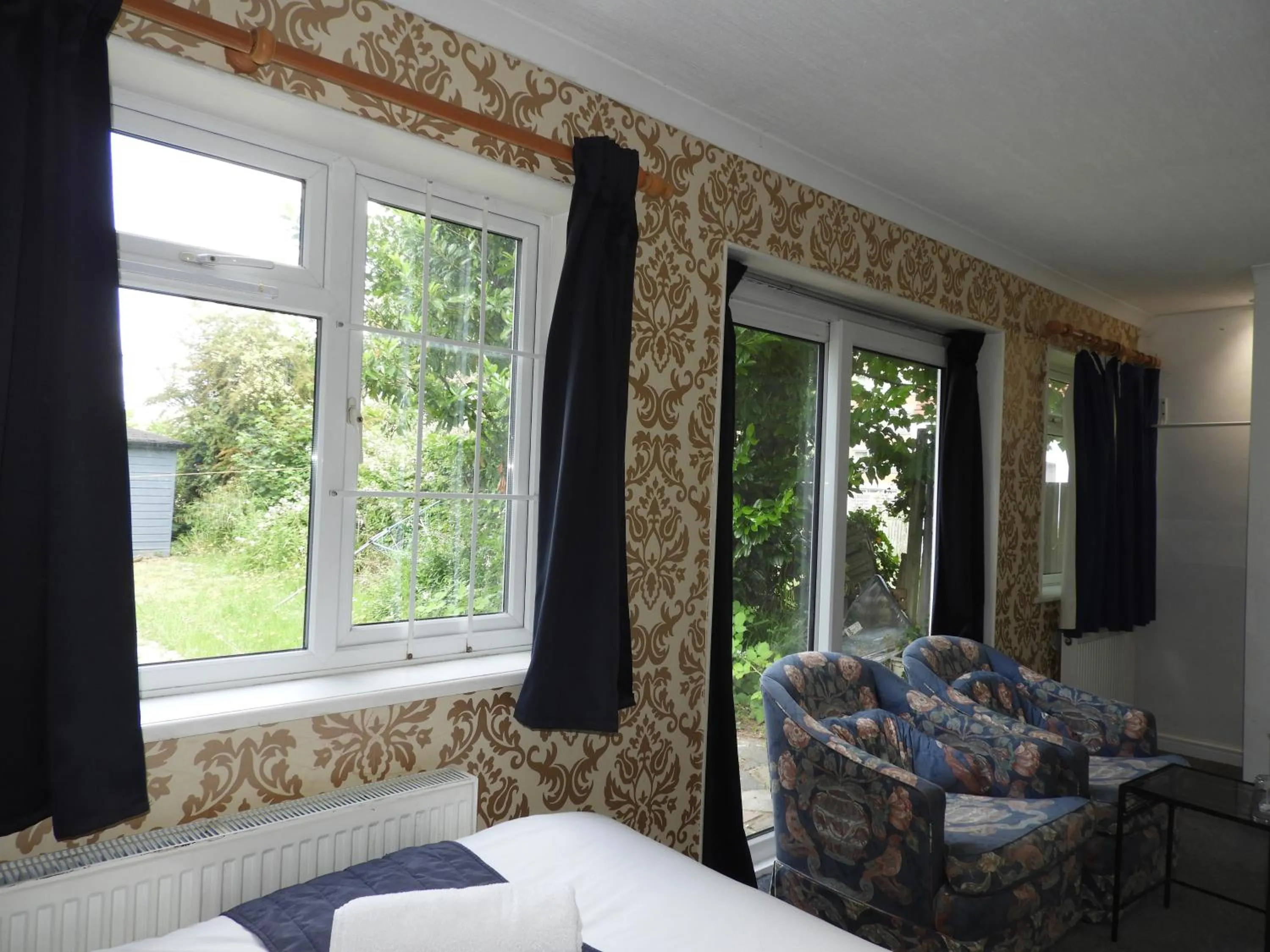 View (from property/room), Bed in All Seasons Gatwick Guest House & Parking