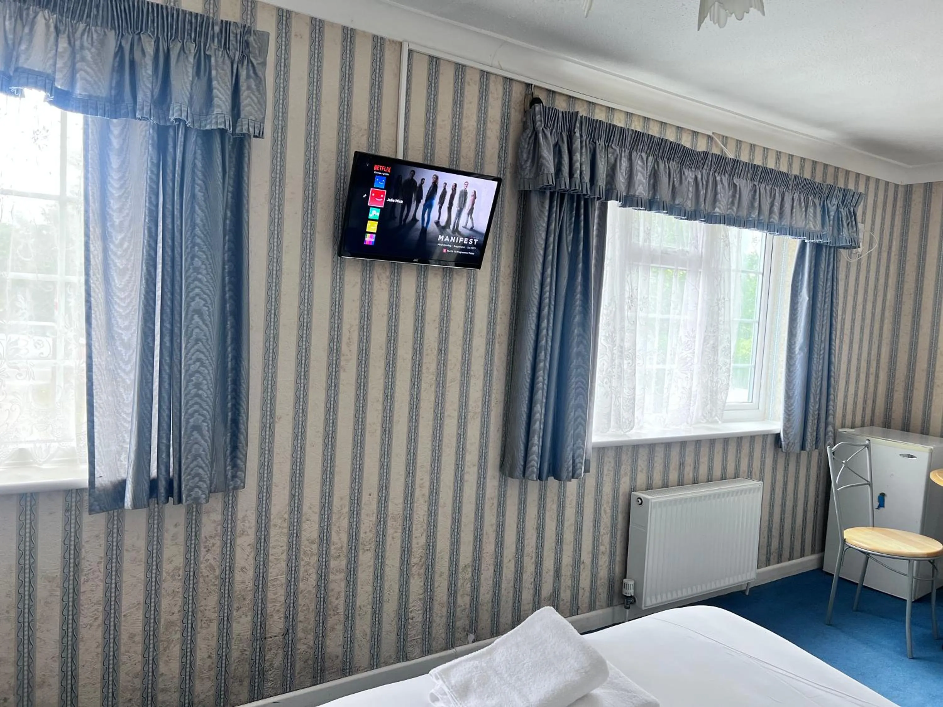 Bed in All Seasons Gatwick Guest House & Parking