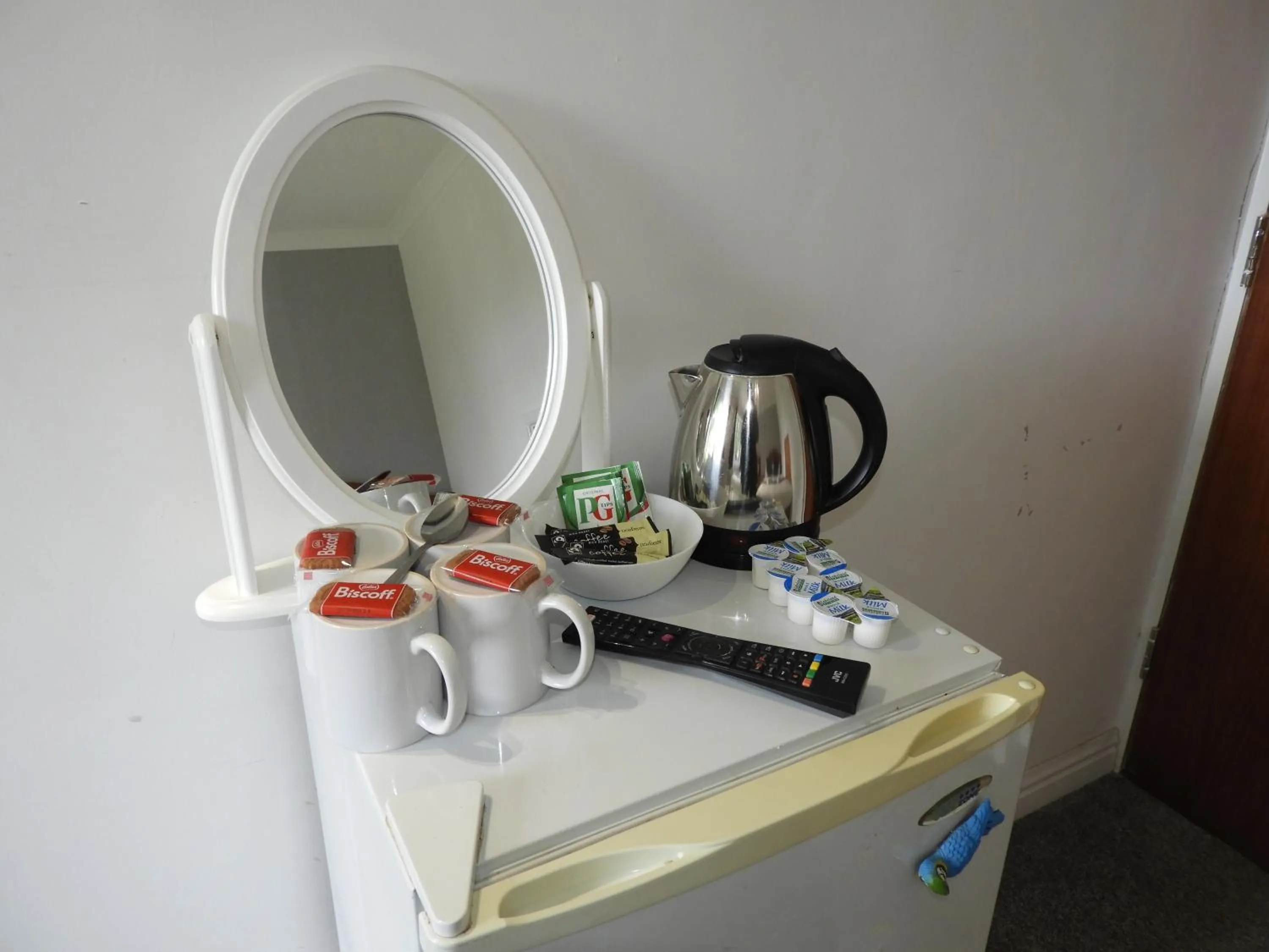 Coffee/tea facilities in All Seasons Gatwick Guest House & Parking