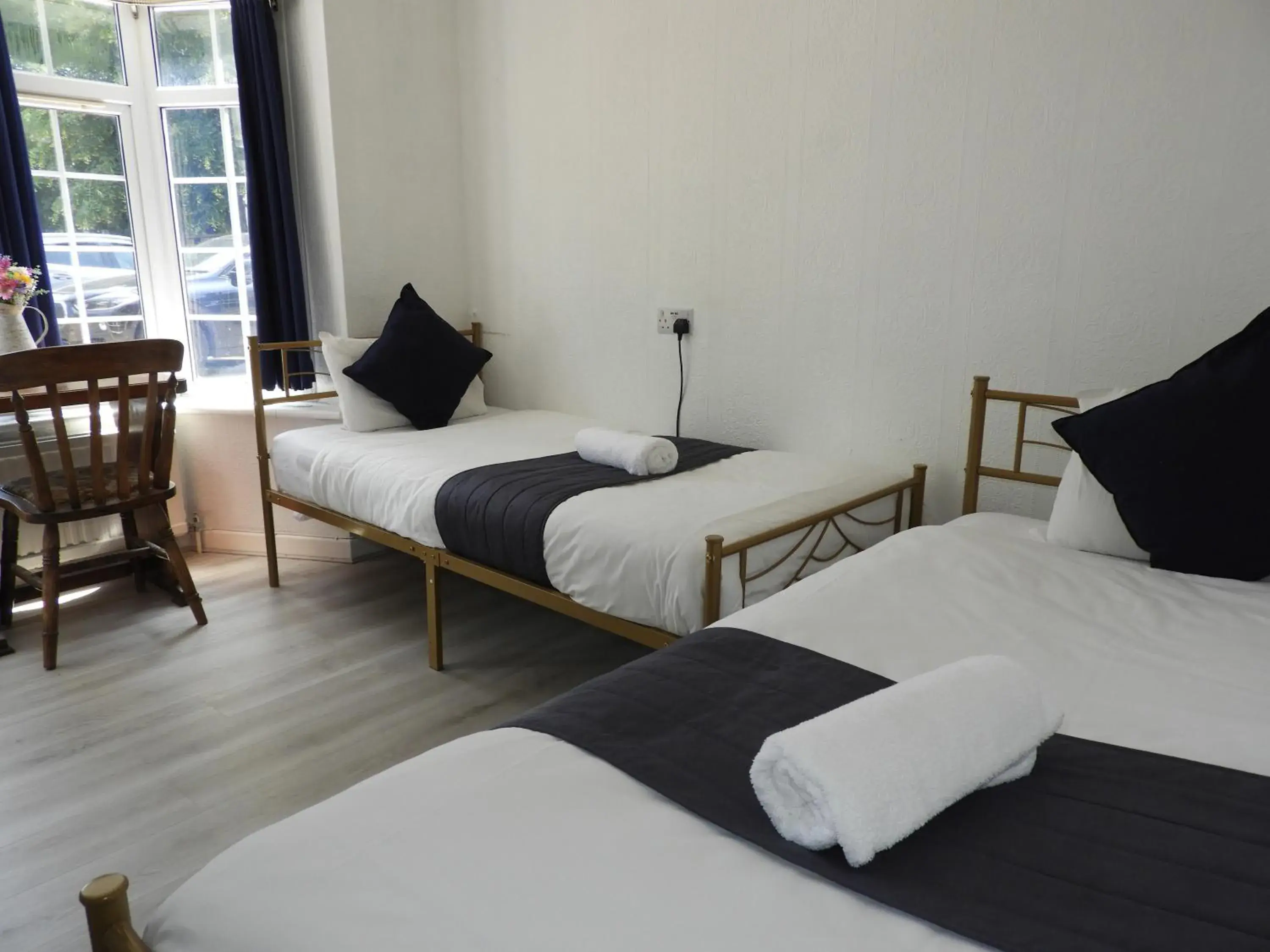 Twin Room in All Seasons Gatwick Guest House & Parking Twin Room in All Seasons Gatwick Guest House & Parking