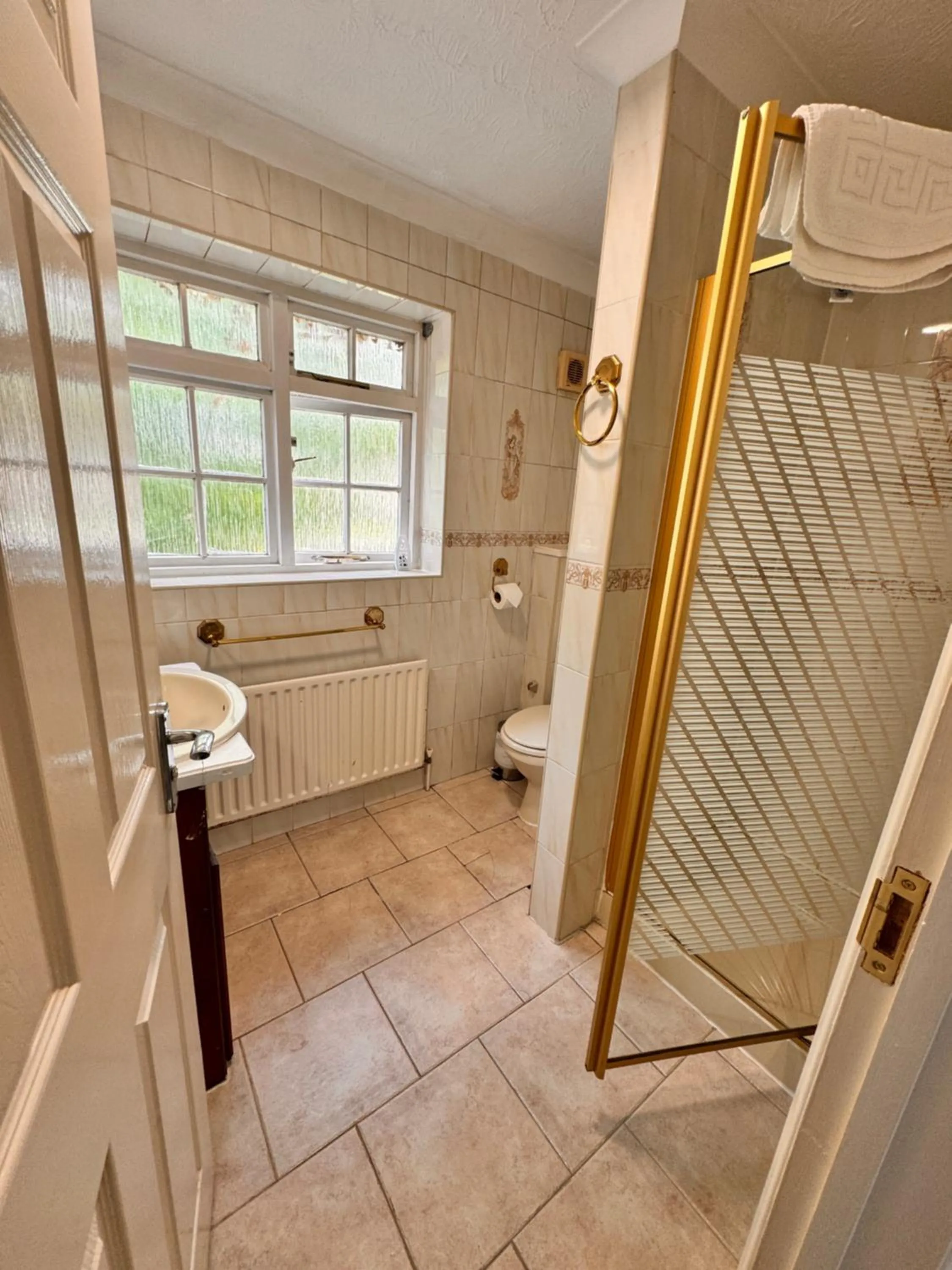 Shower in All Seasons Gatwick Guest House & Parking