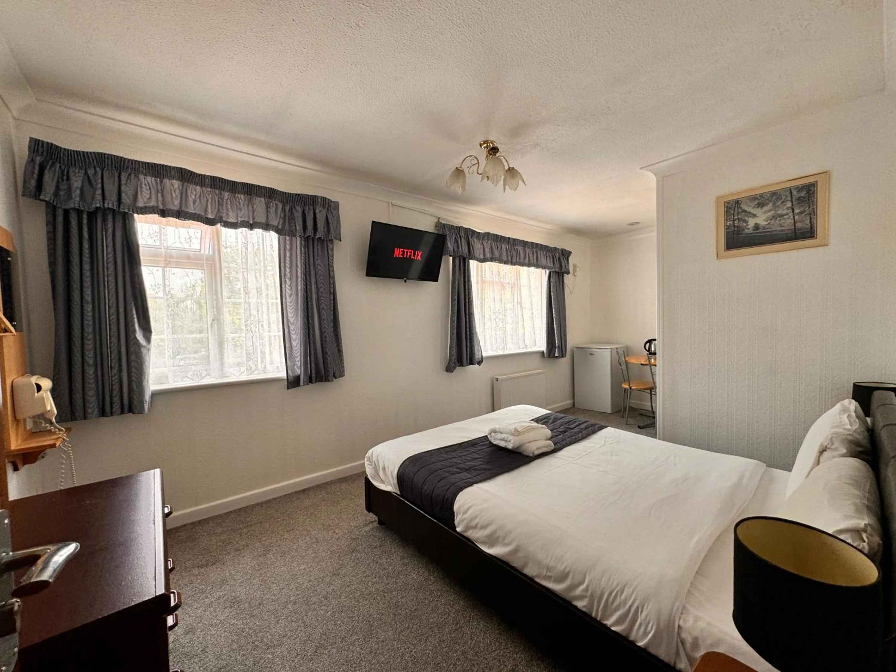 Bed in All Seasons Gatwick Guest House & Parking