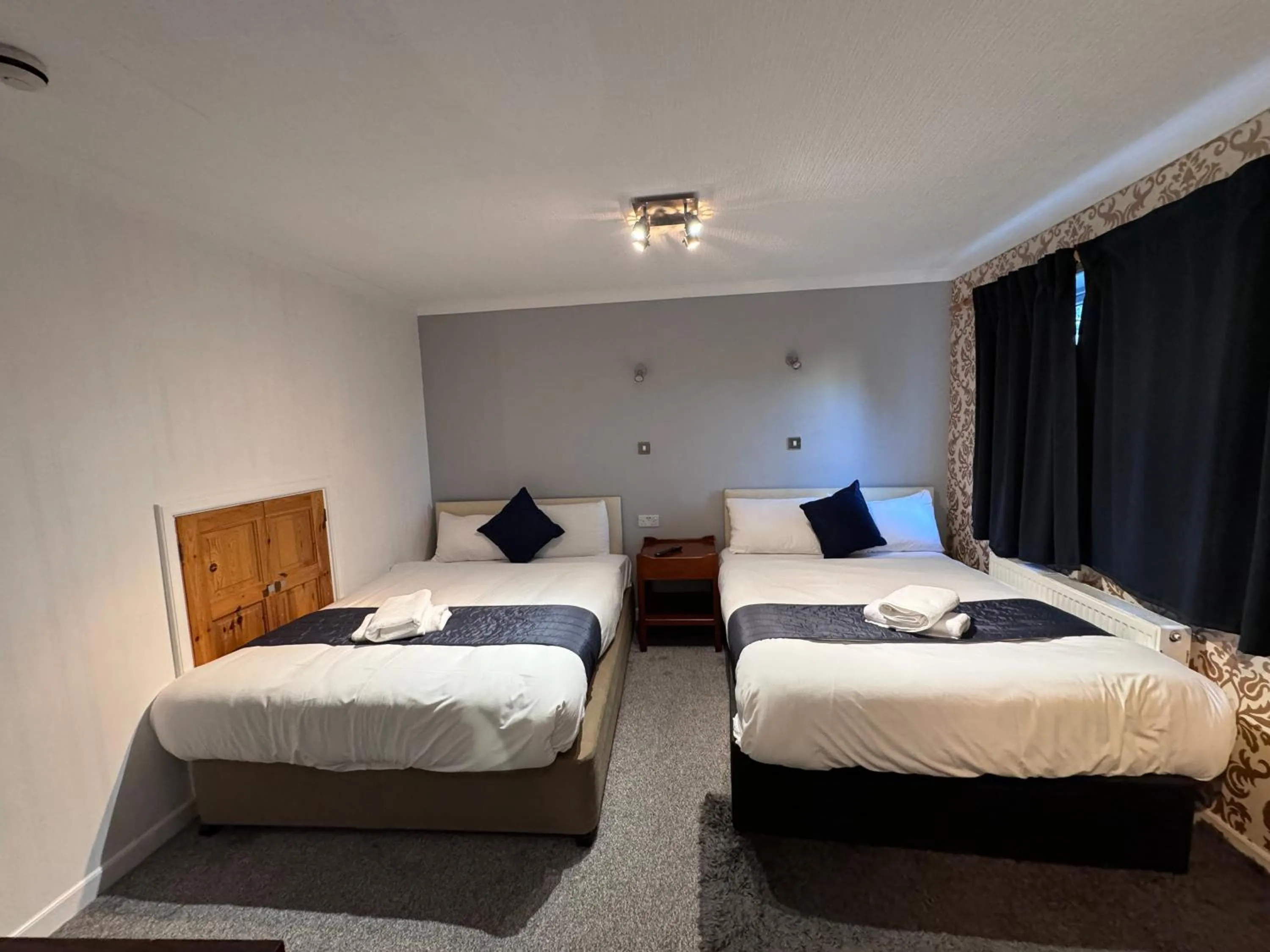 Bed in All Seasons Gatwick Guest House & Parking