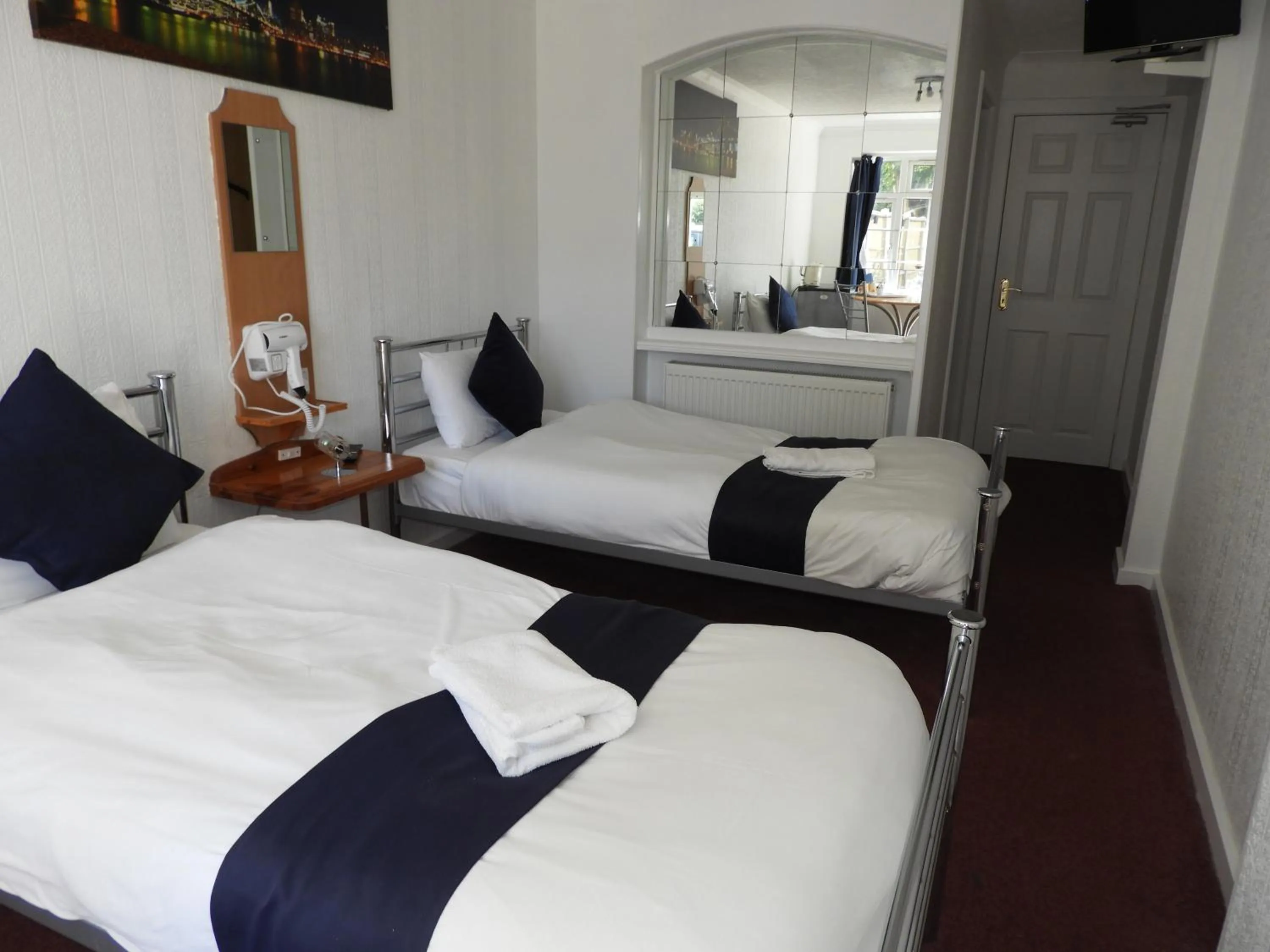 Bedroom, Bed in All Seasons Gatwick Guest House & Parking