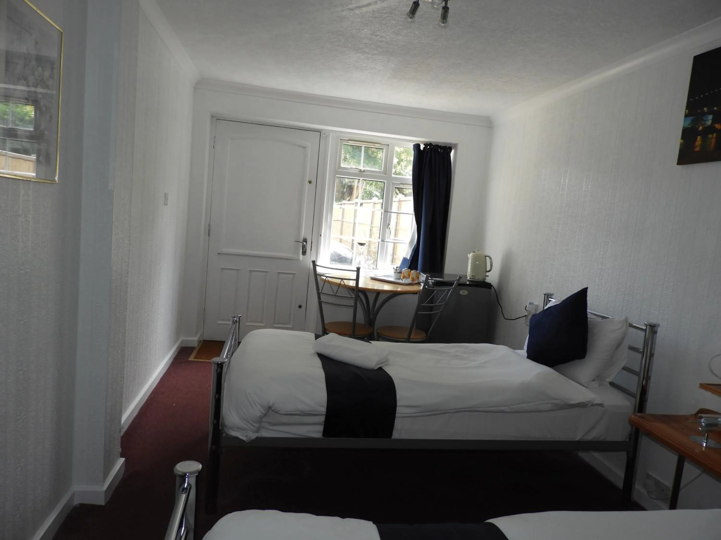 Bed in All Seasons Gatwick Guest House & Parking