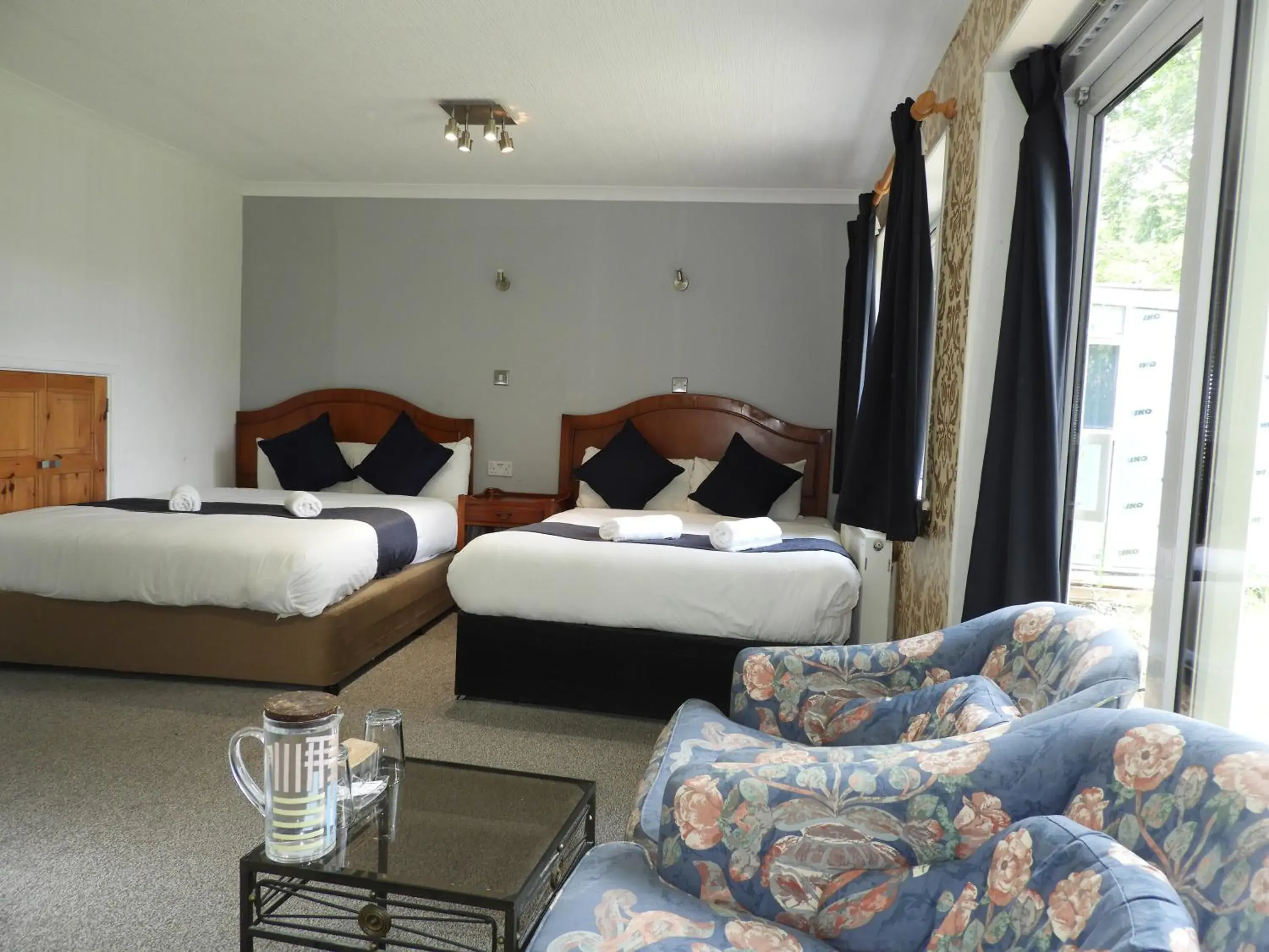 Comfort Quadruple Room in All Seasons Gatwick Guest House & Parking Comfort Quadruple Room in All Seasons Gatwick Guest House & Parking