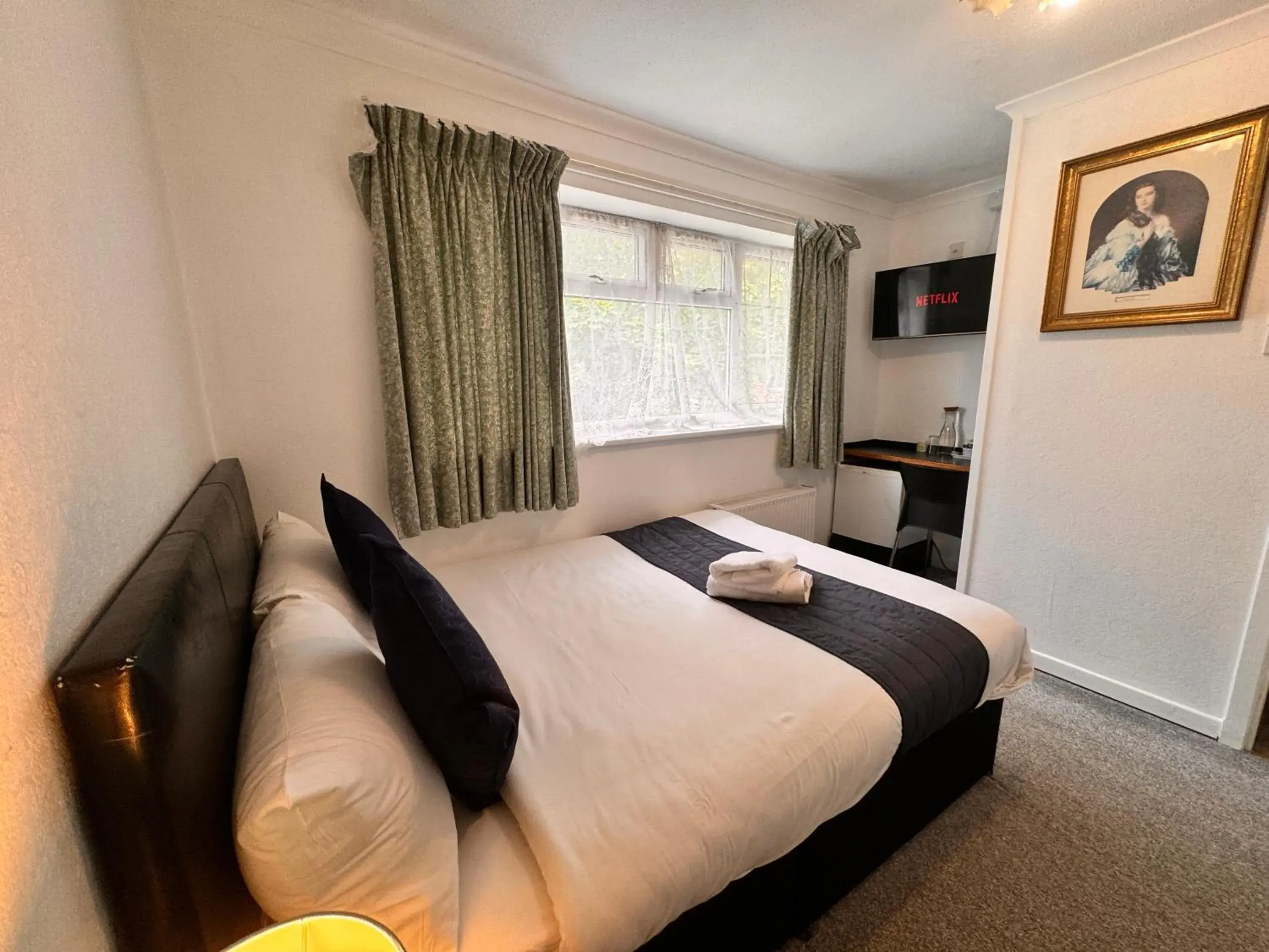 Deluxe Double Room in All Seasons Gatwick Guest House & Parking Deluxe Double Room in All Seasons Gatwick Guest House & Parking