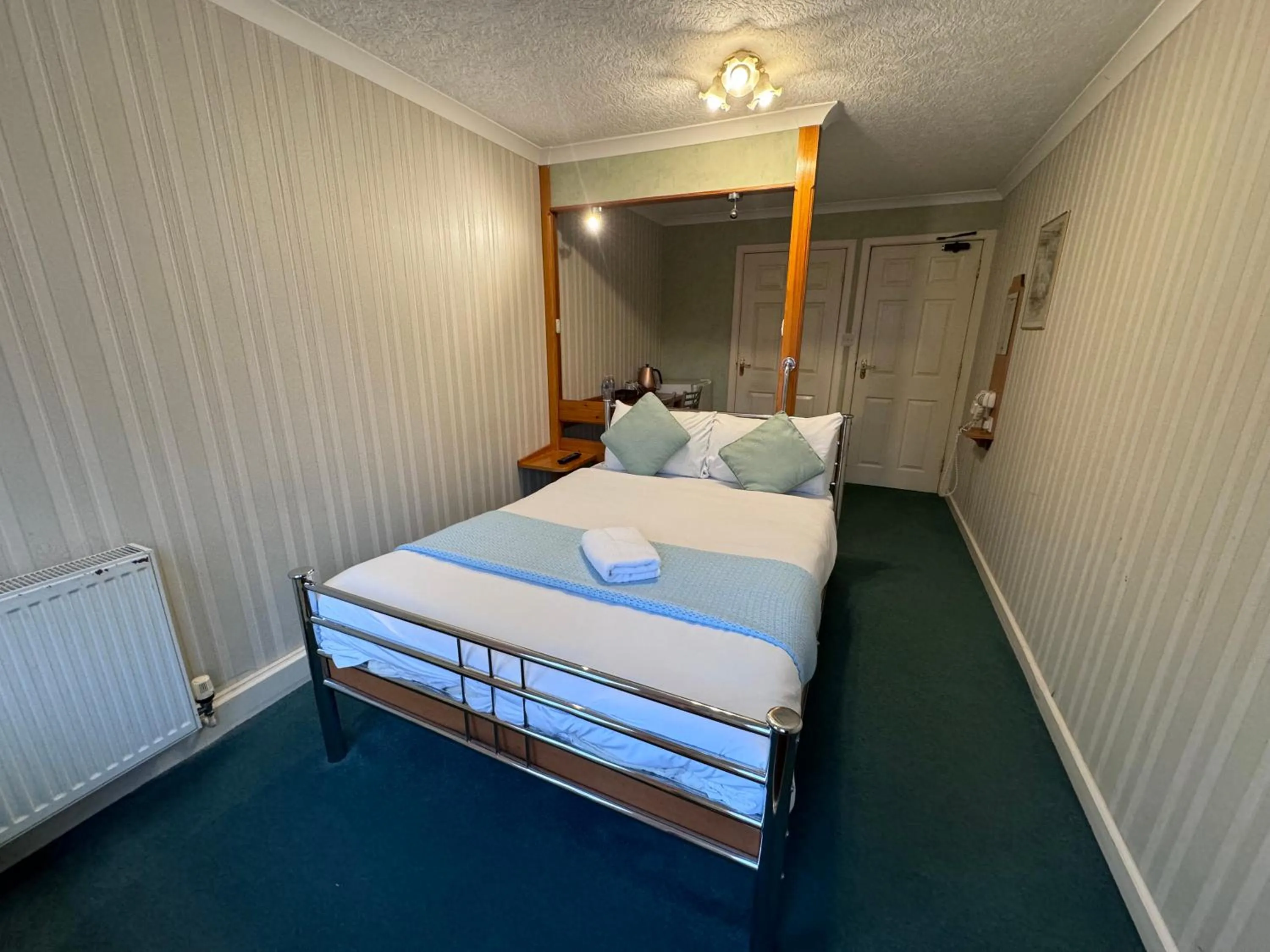 Bed in All Seasons Gatwick Guest House & Parking