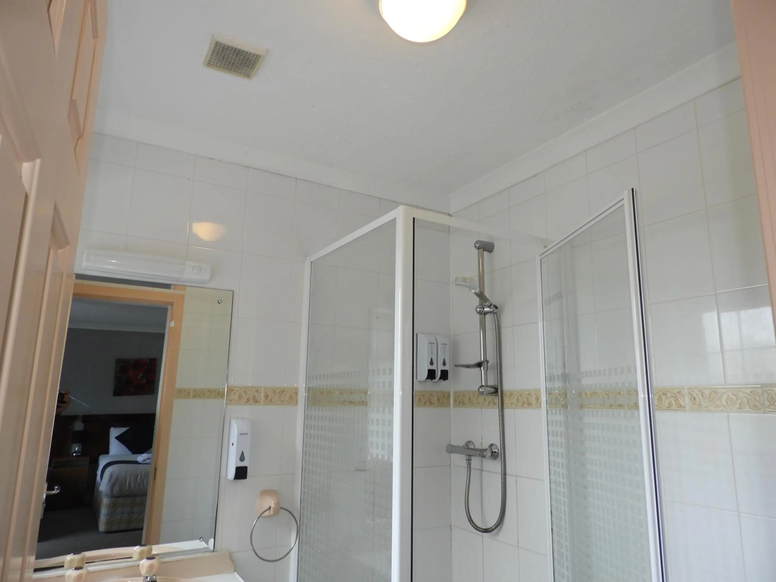Shower in All Seasons Gatwick Guest House & Parking