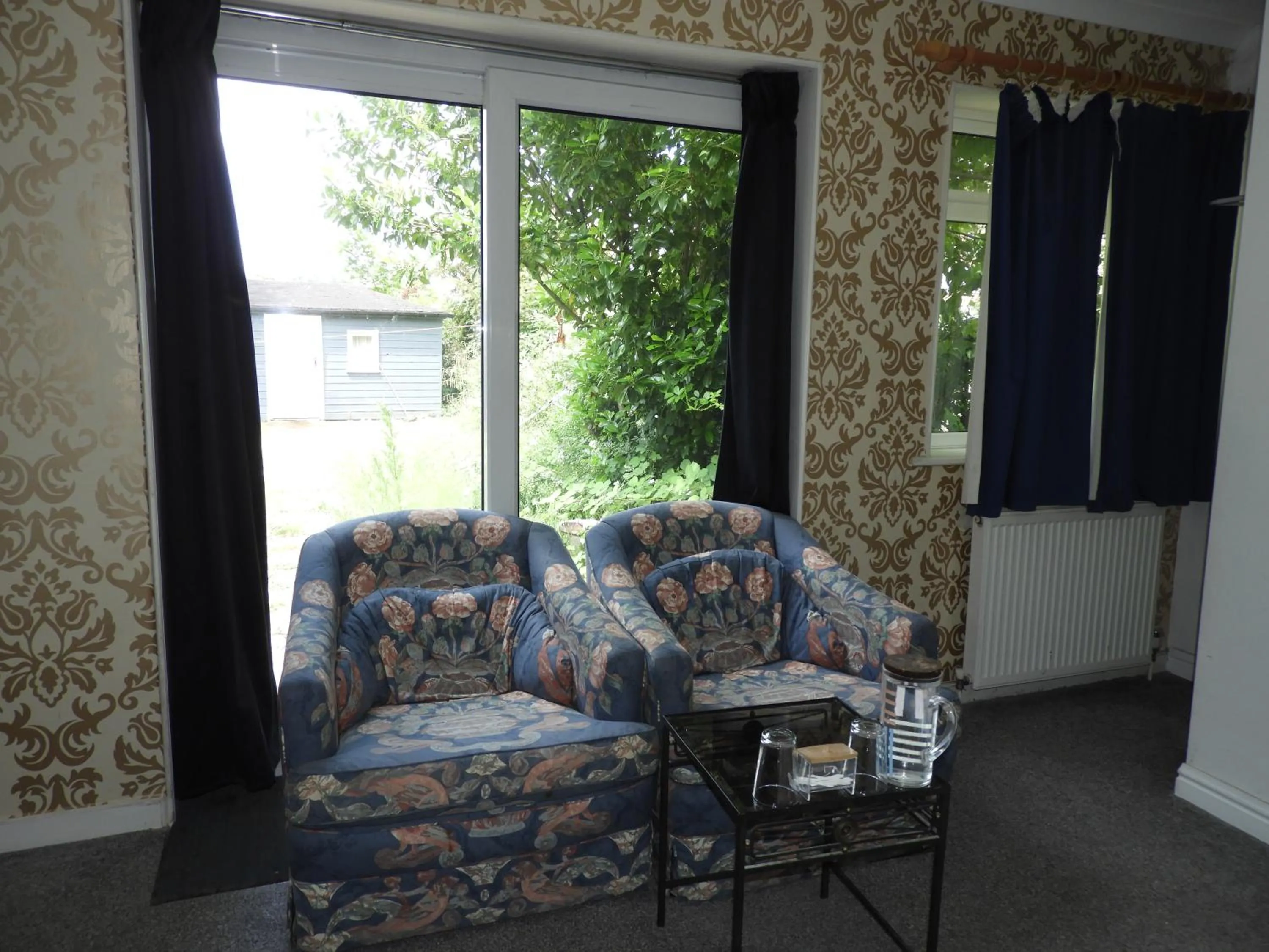 Seating area in All Seasons Gatwick Guest House & Parking
