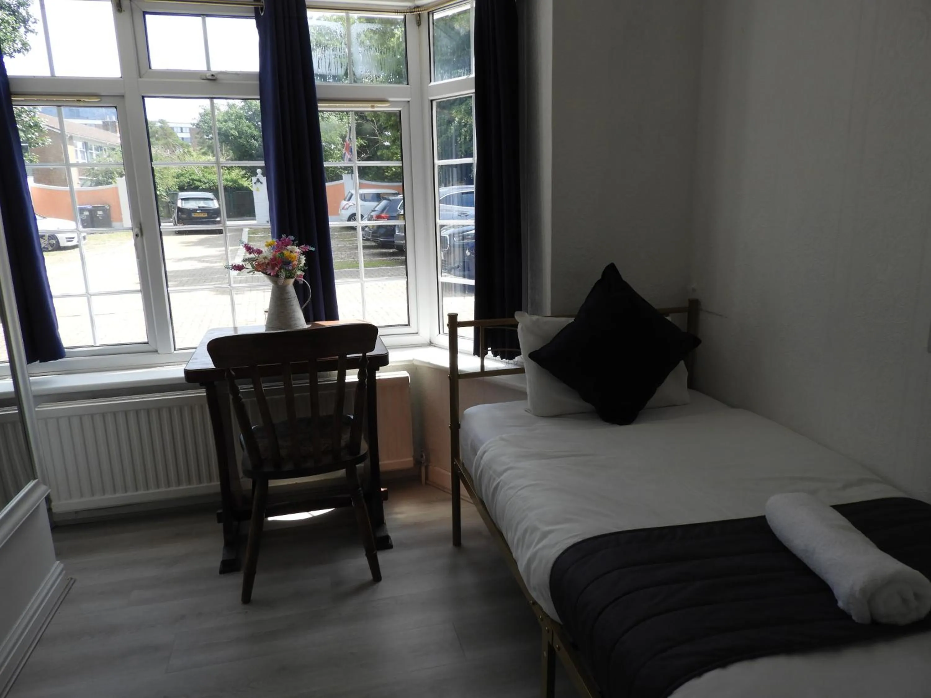 View (from property/room), Bed in All Seasons Gatwick Guest House & Parking
