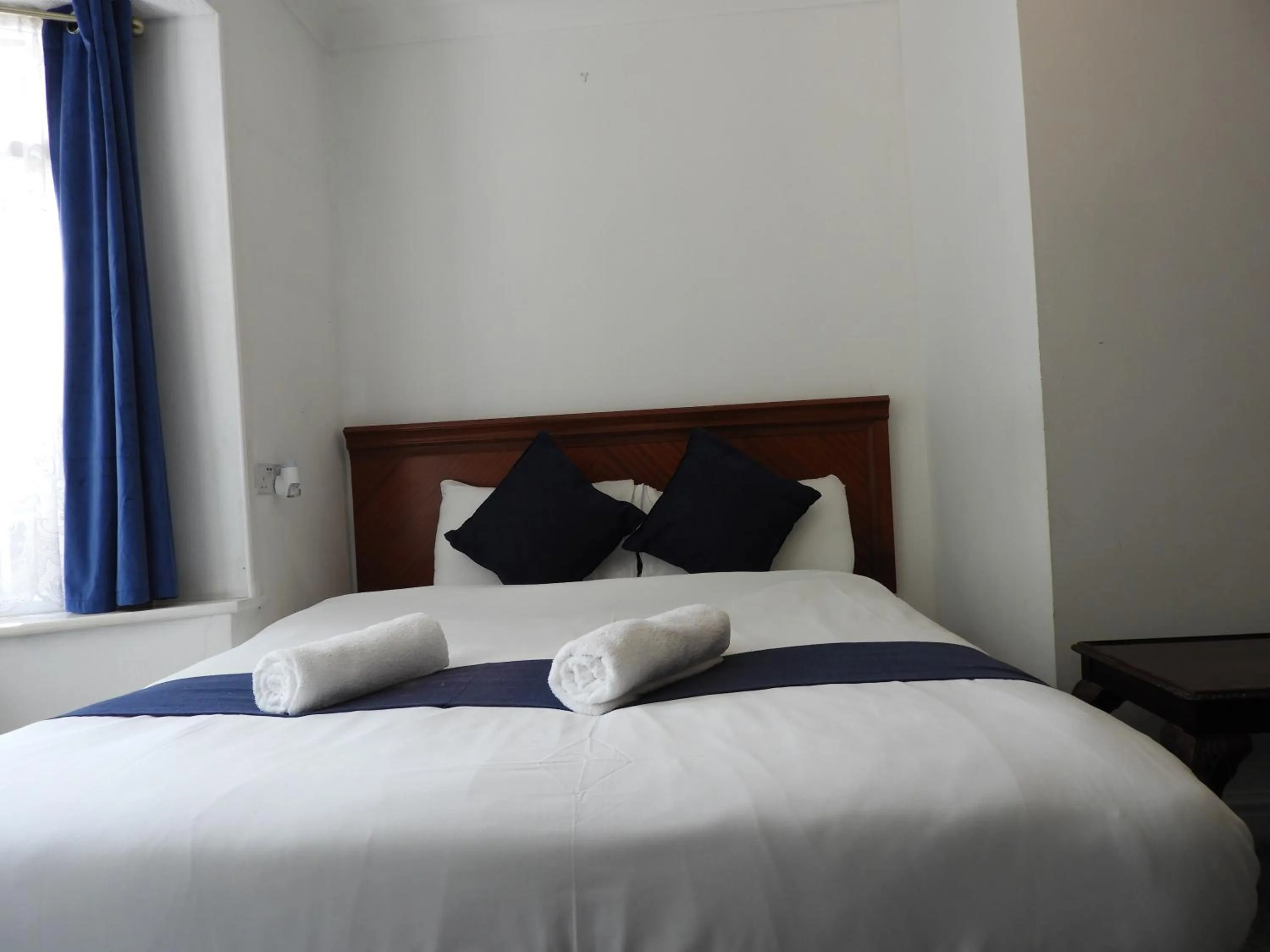 Bed in All Seasons Gatwick Guest House & Parking