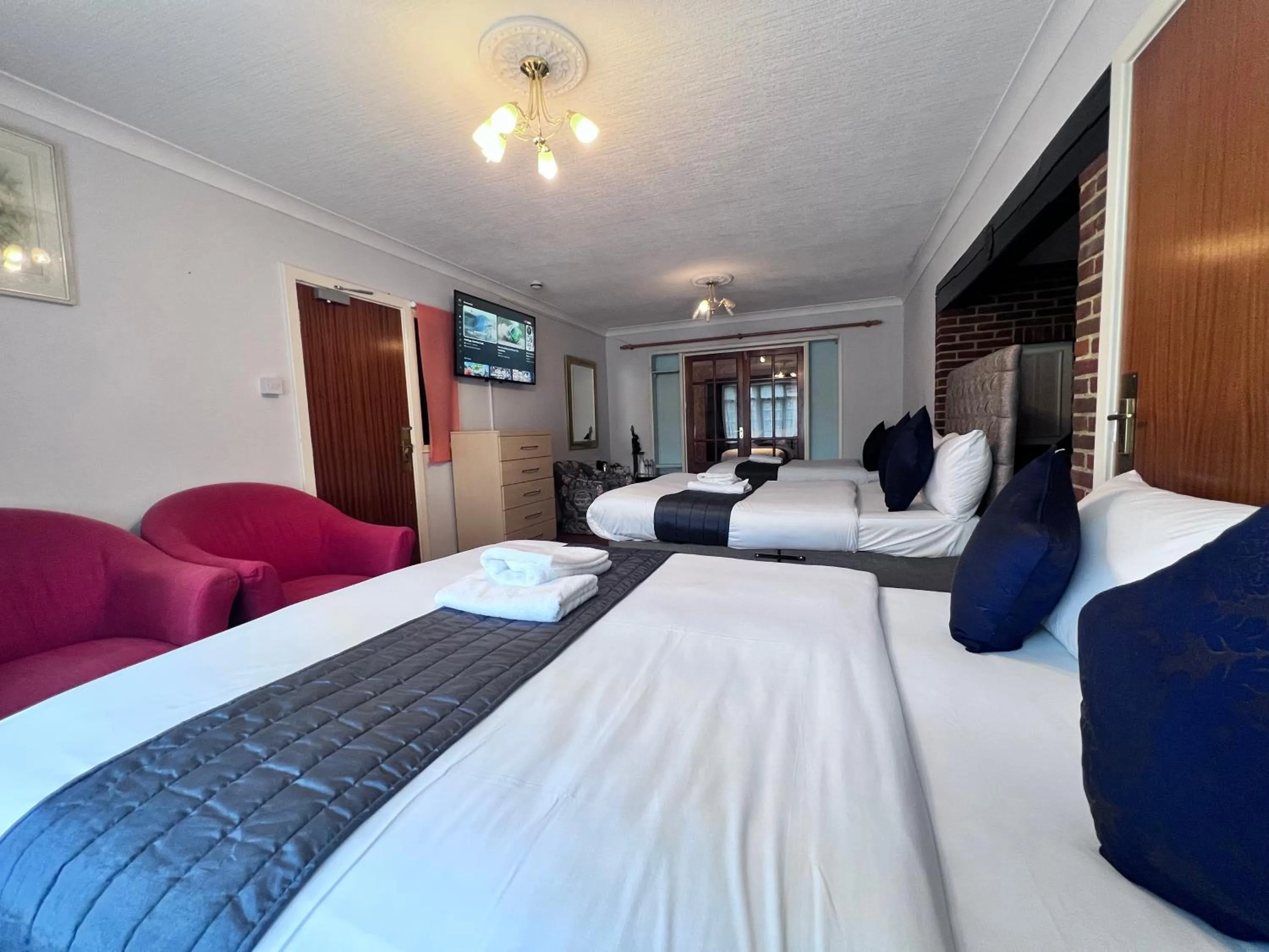 Bed in All Seasons Gatwick Guest House & Parking