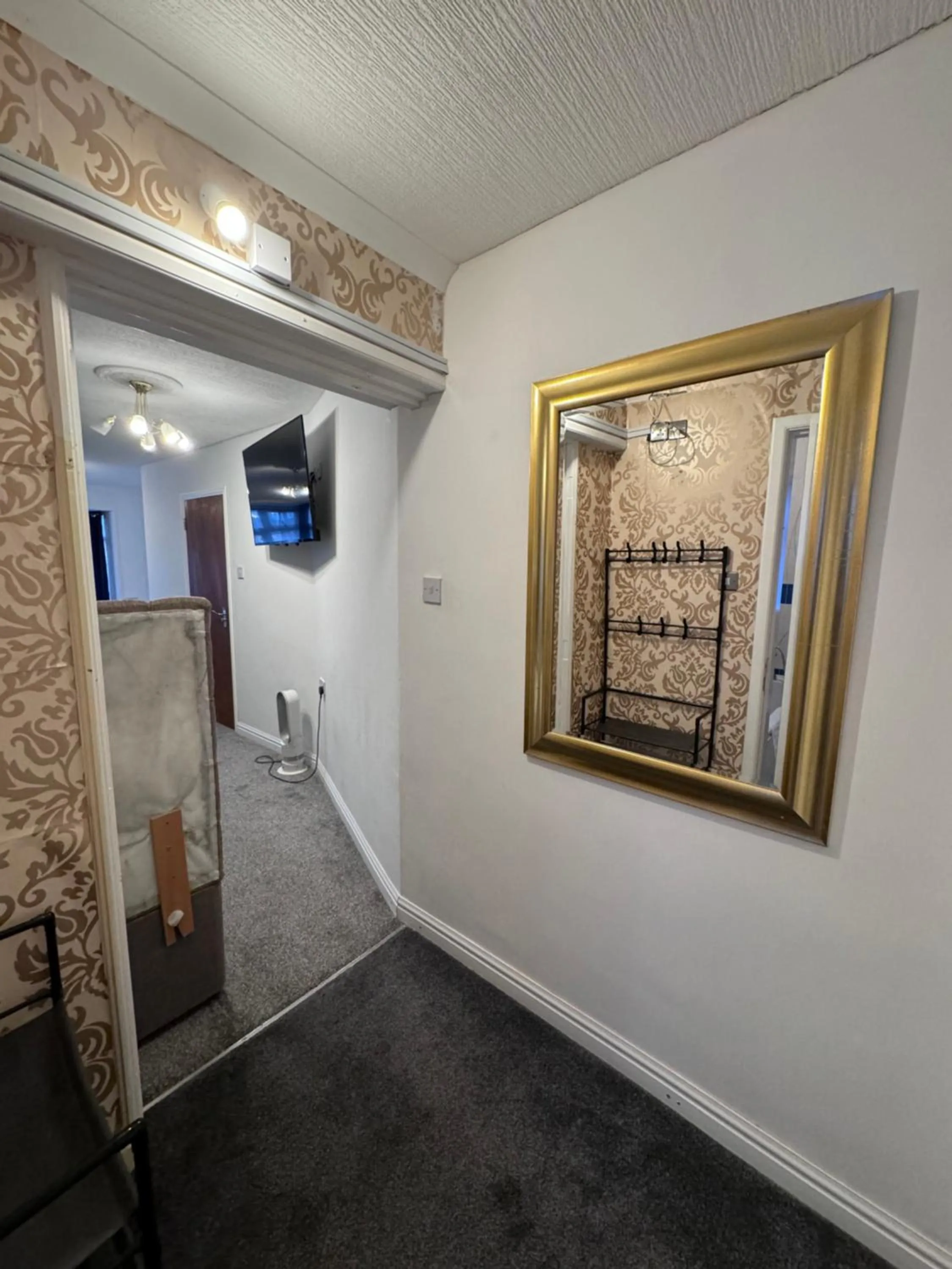 Bedroom in All Seasons Gatwick Guest House & Parking