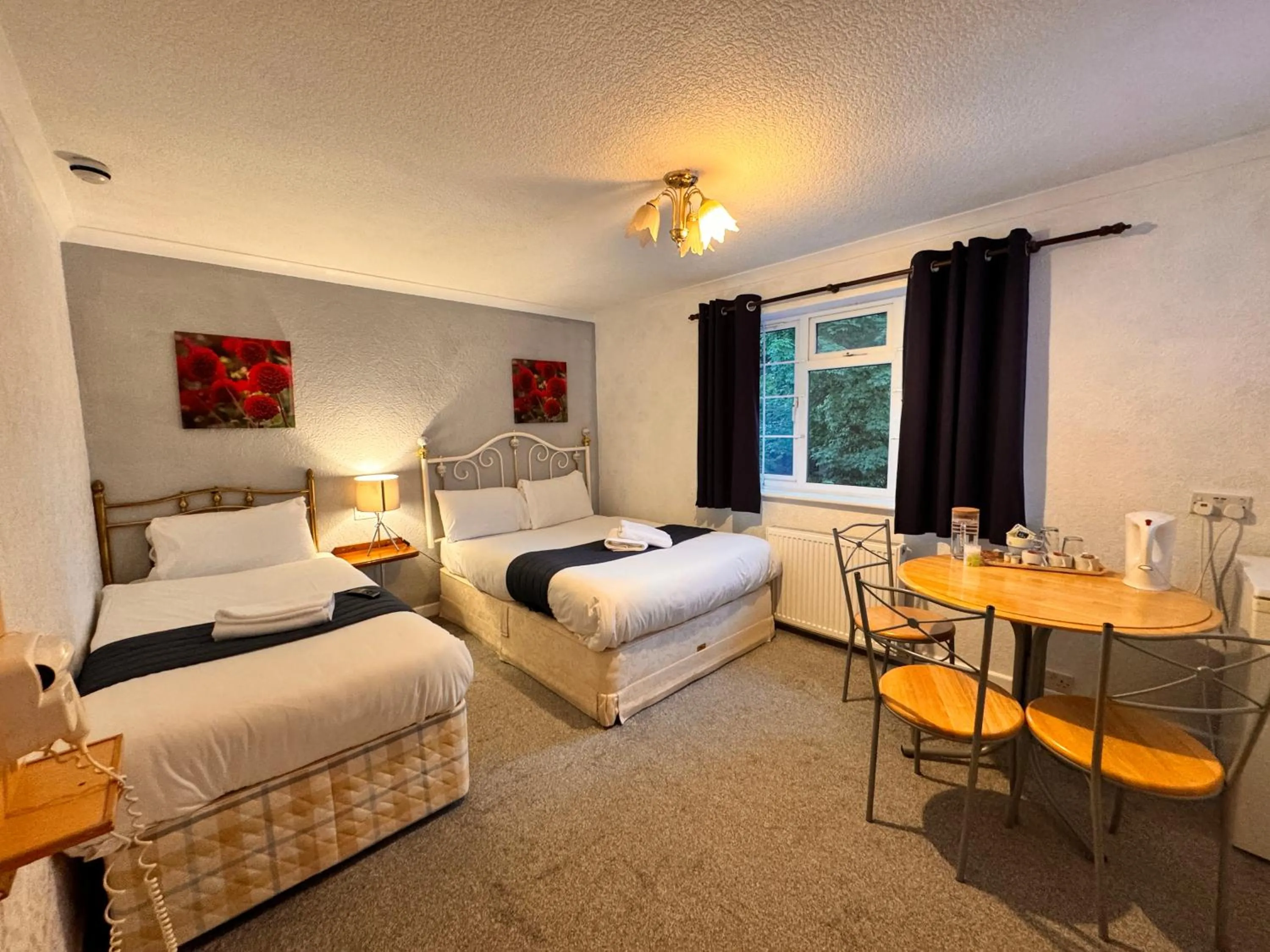 Bedroom, Bed in All Seasons Gatwick Guest House & Parking