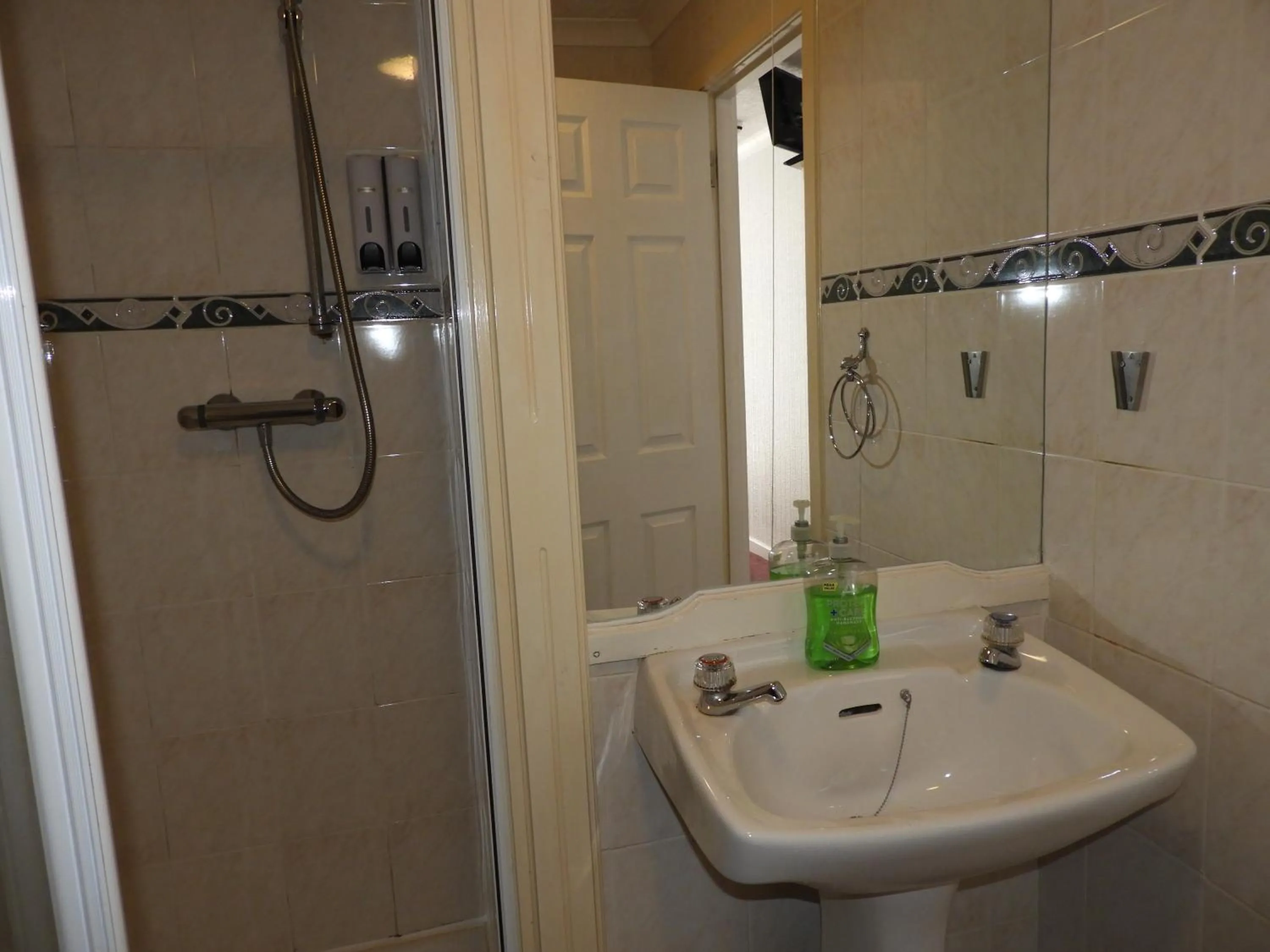 Toilet in All Seasons Gatwick Guest House & Parking