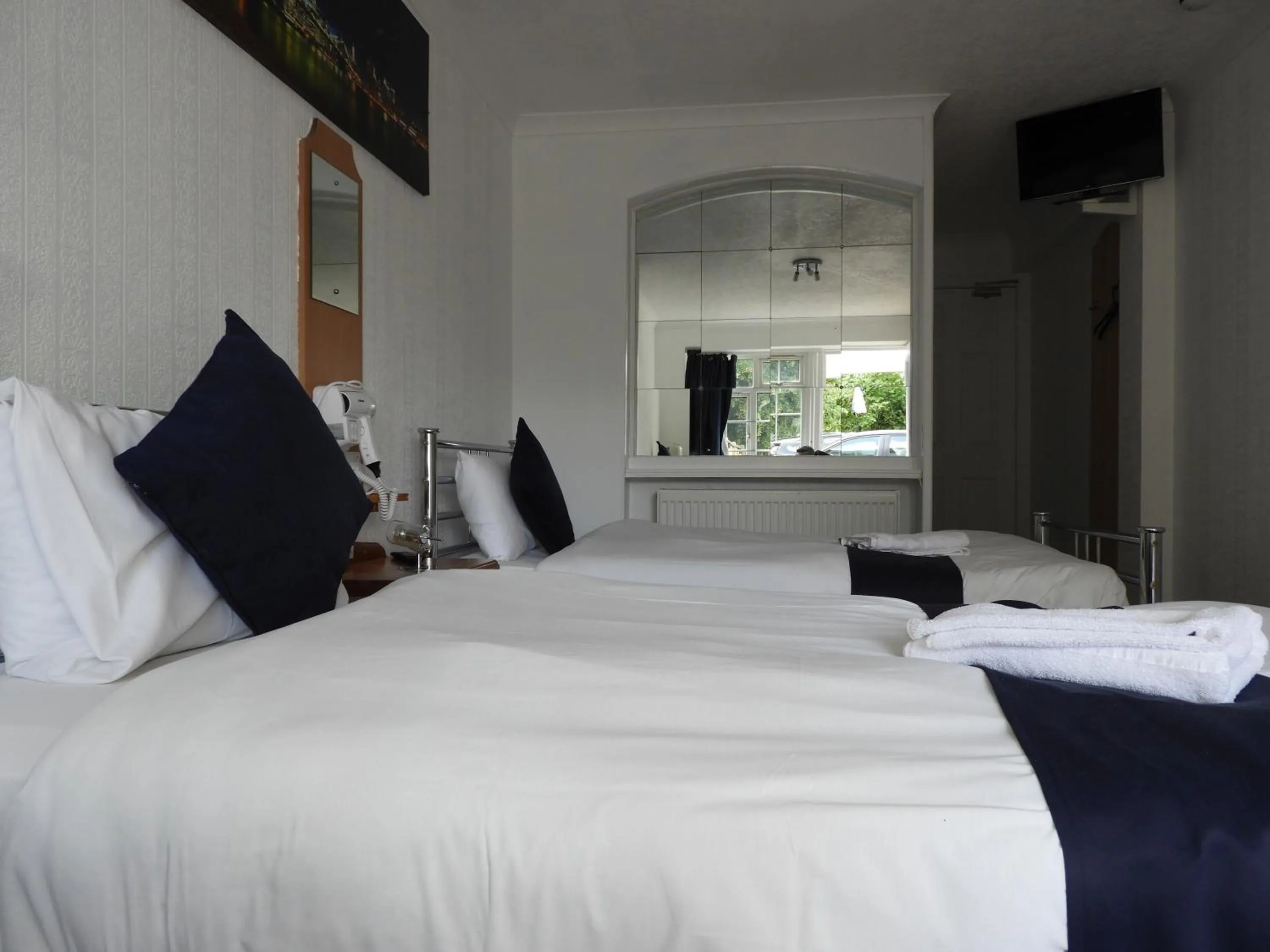 Bed in All Seasons Gatwick Guest House & Parking