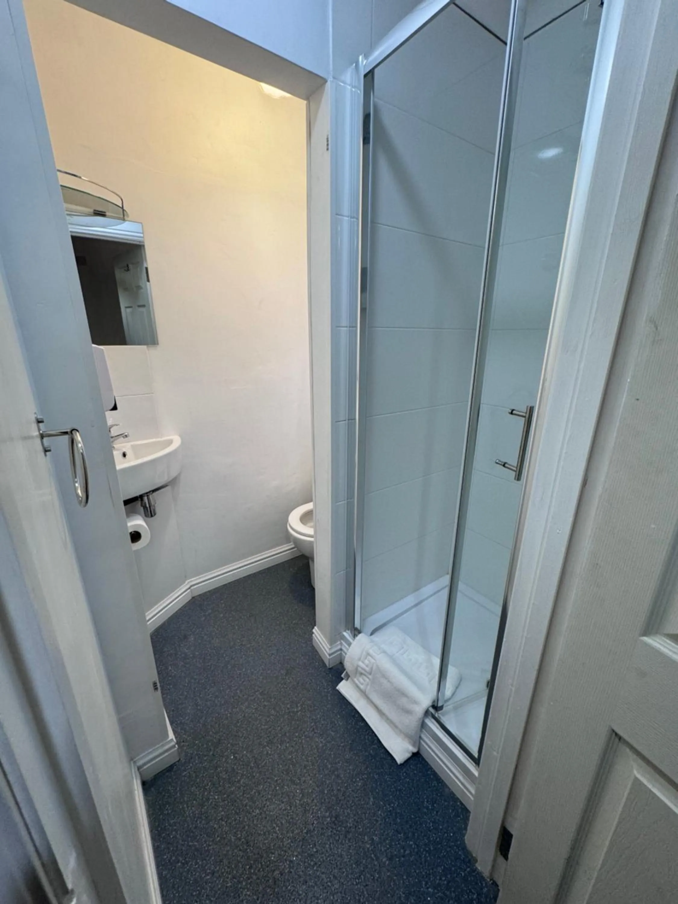 Bathroom in All Seasons Gatwick Guest House & Parking