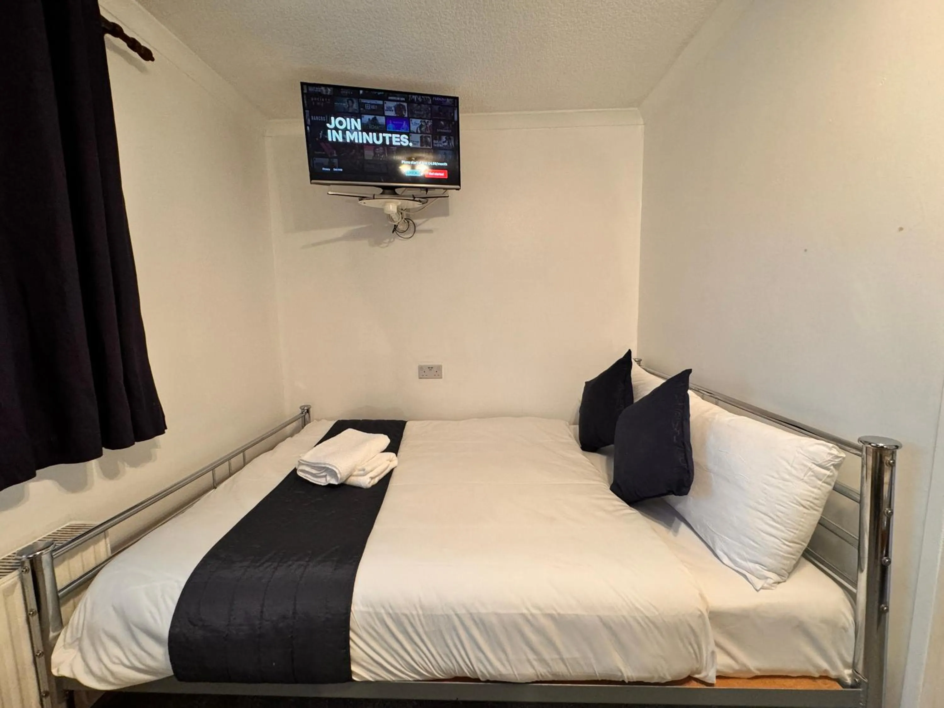 Bed in All Seasons Gatwick Guest House & Parking