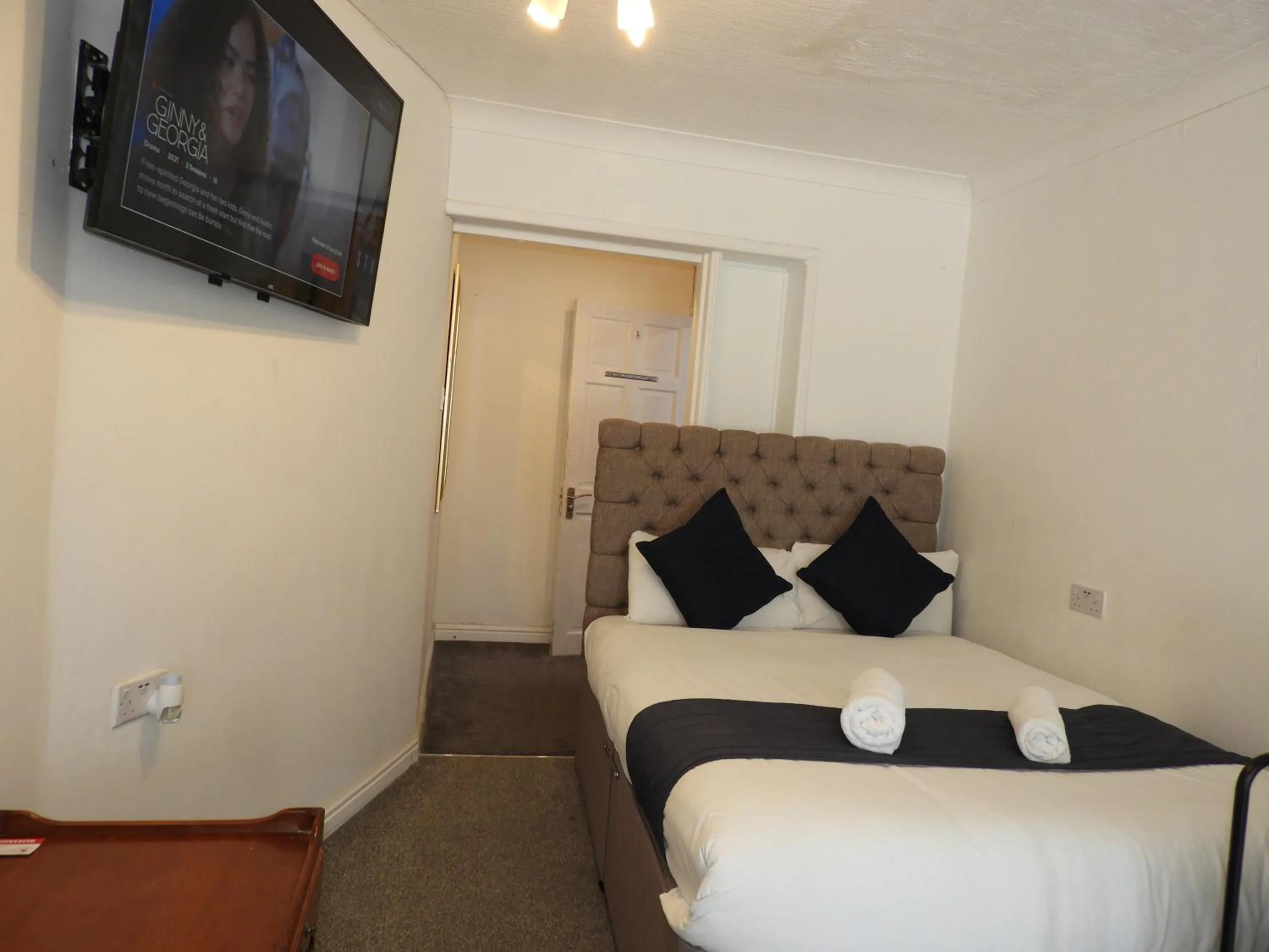 Bed in All Seasons Gatwick Guest House & Parking