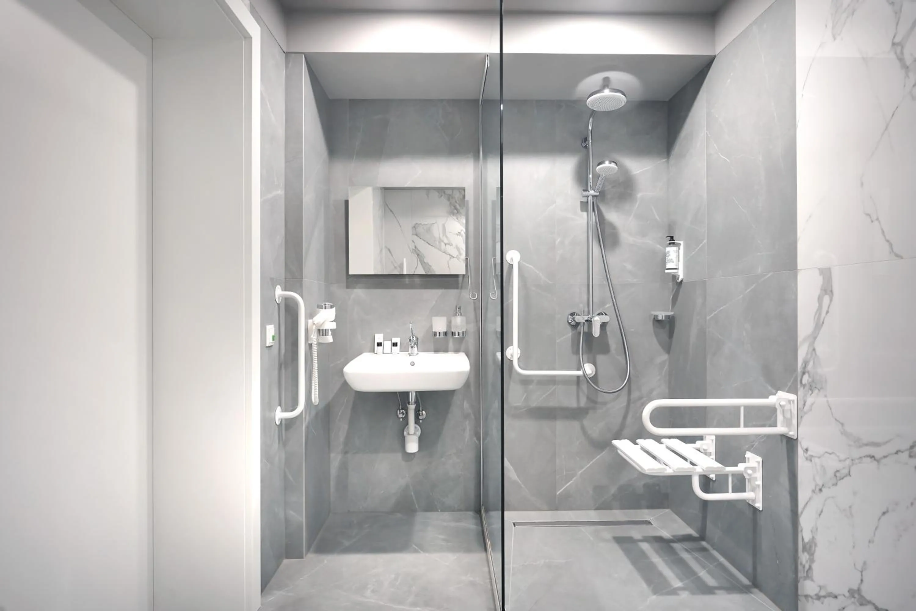 Shower in Hotel Park 17