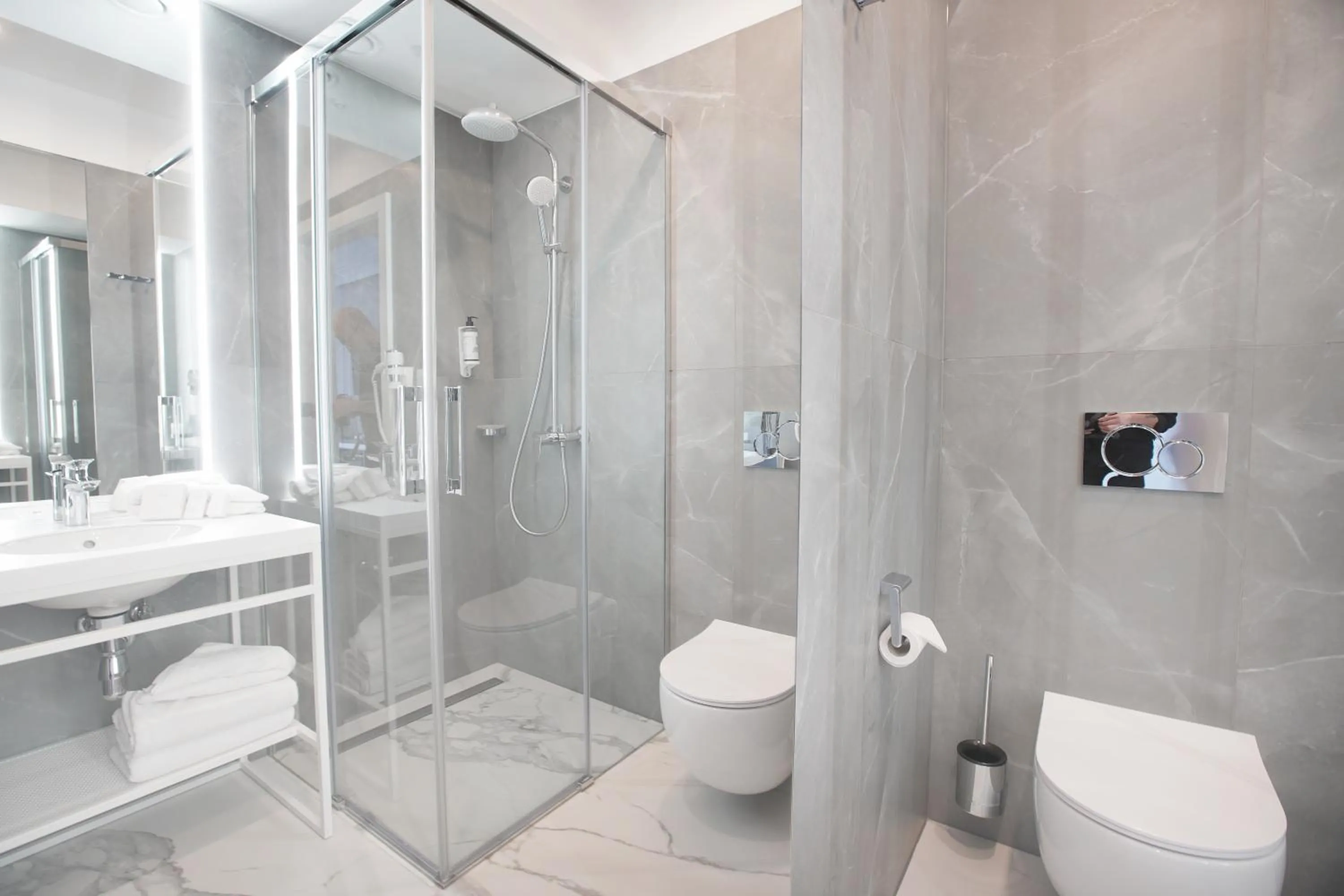 Shower in Hotel Park 17