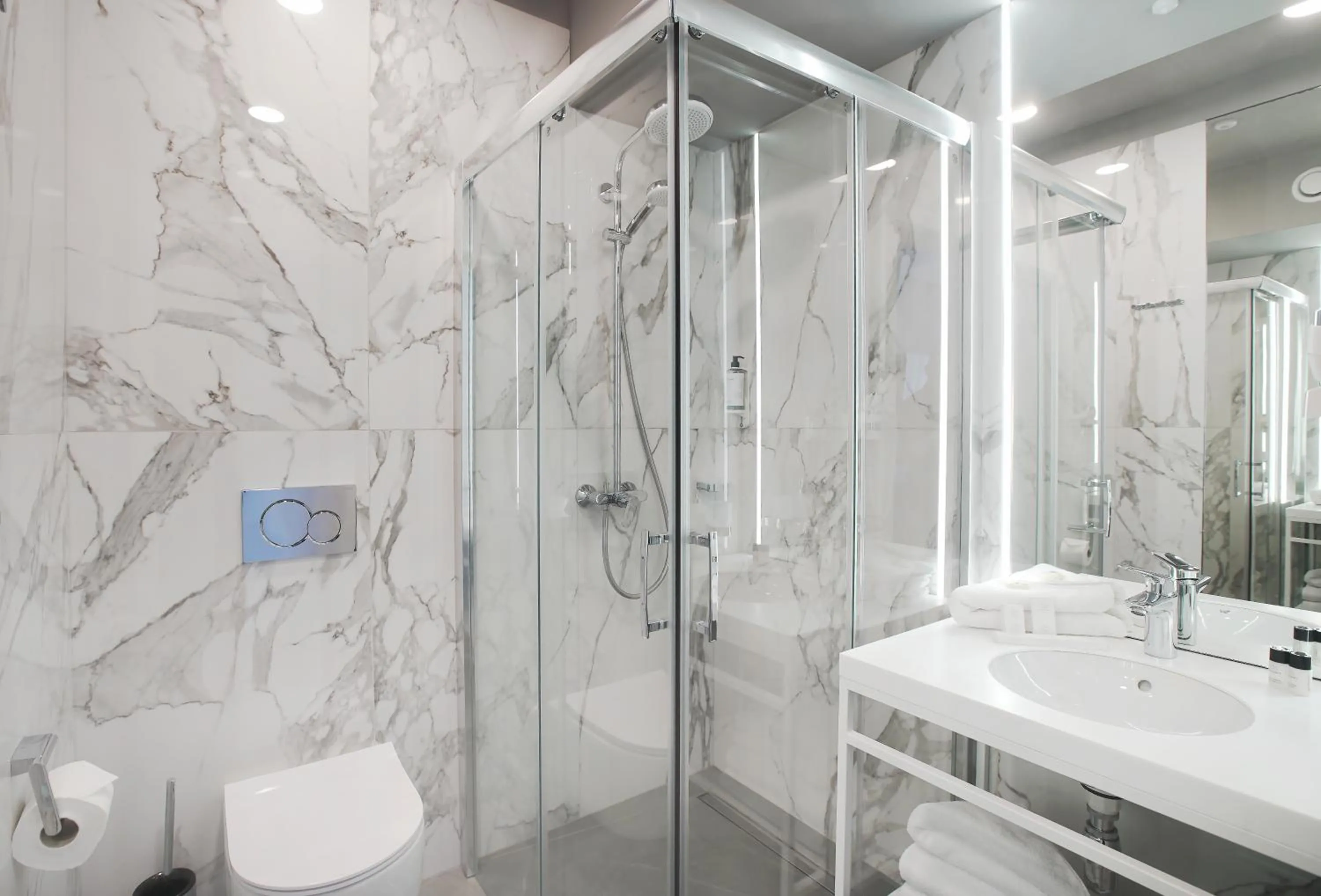 Shower in Hotel Park 17