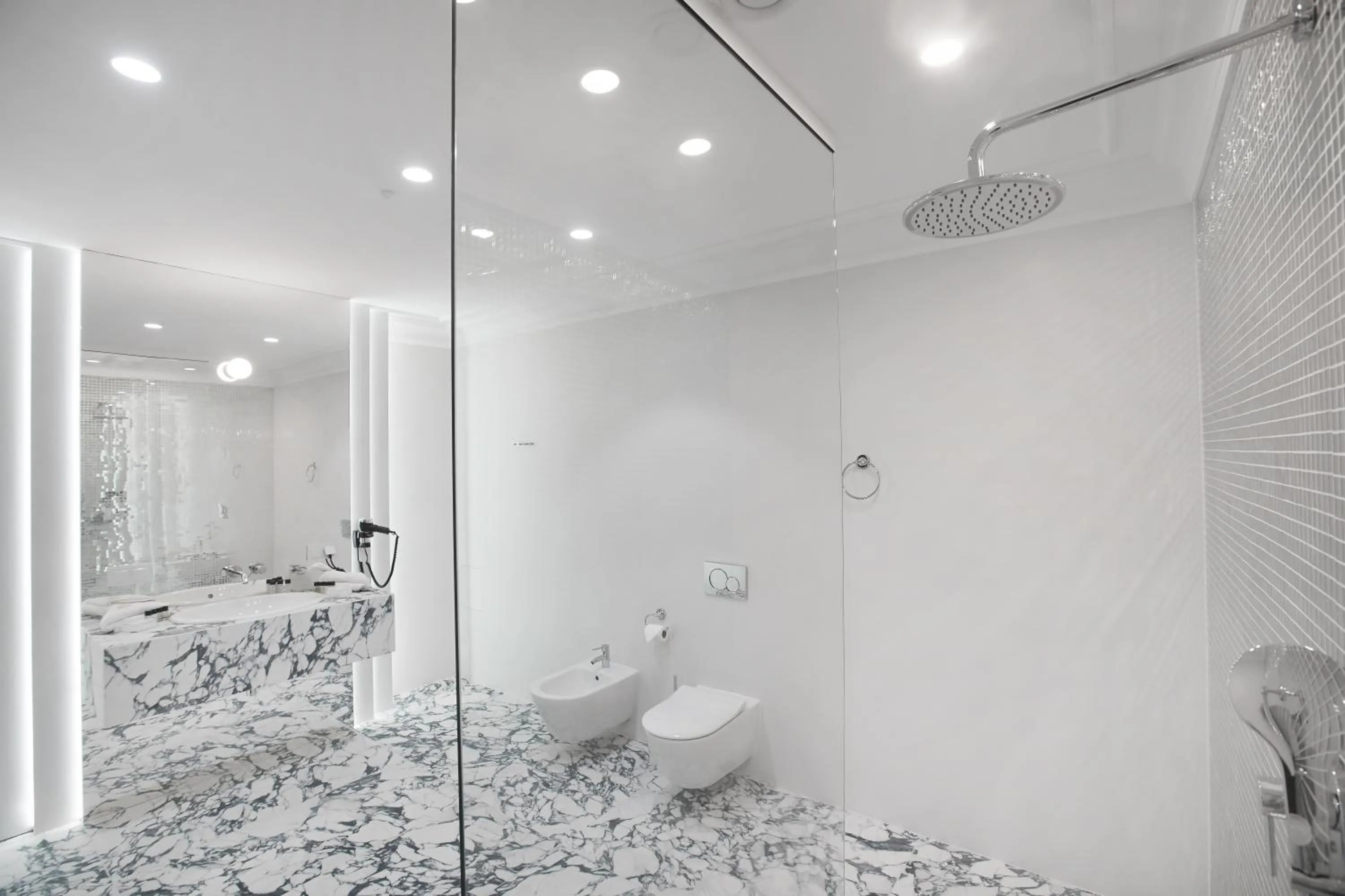 Shower in Hotel Park 17
