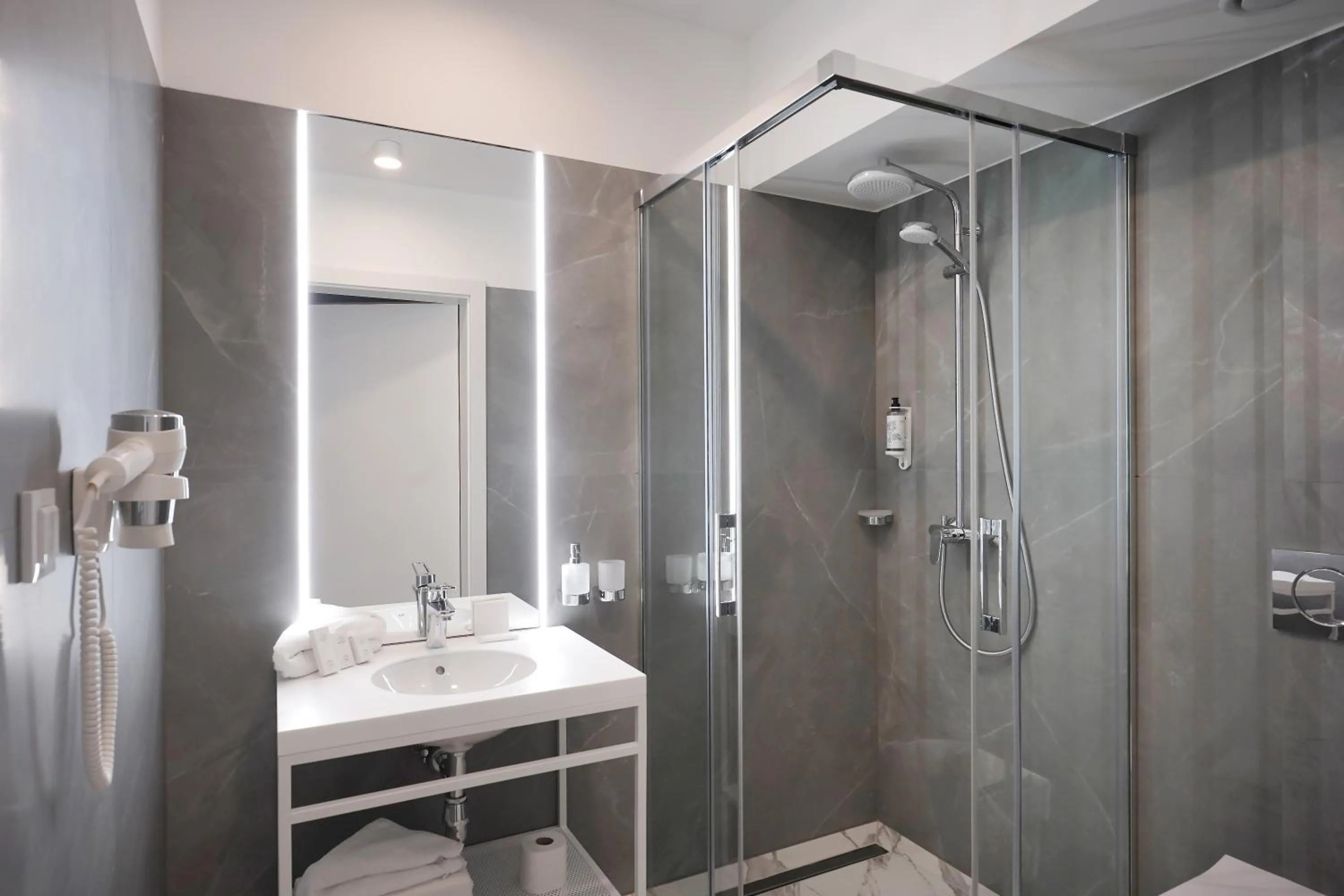Shower in Hotel Park 17