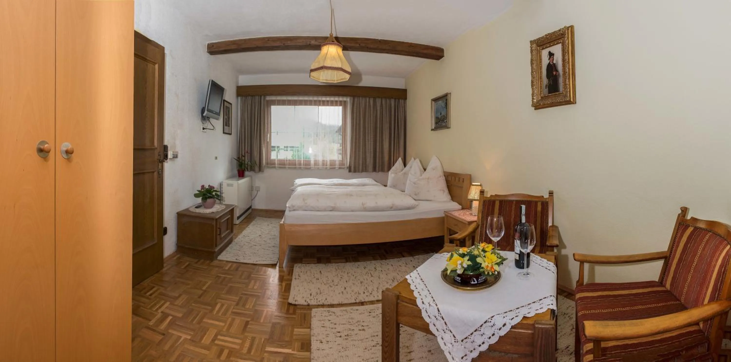 Photo of the whole room, Bed in KREUZHOF Seefeld