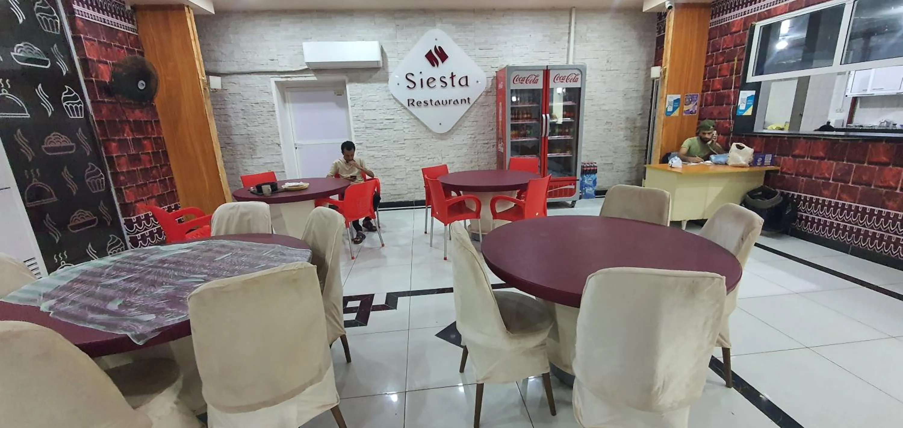 Restaurant/places to eat in SIESTA HOTEL