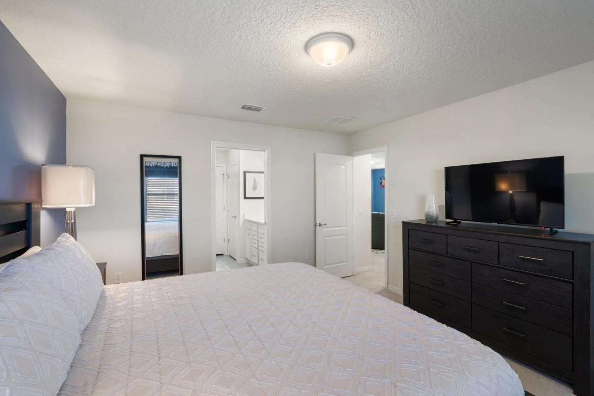 Bedroom, Bed in 5448 Misty Oak