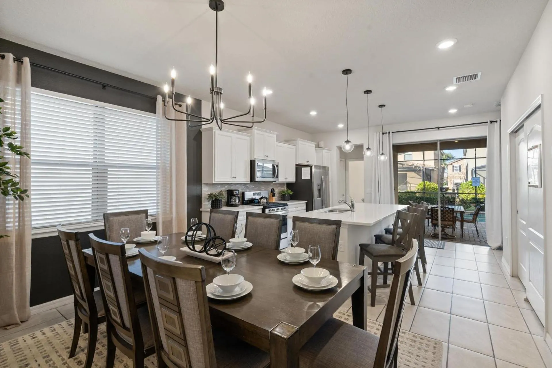 Dining area in 5448 Misty Oak