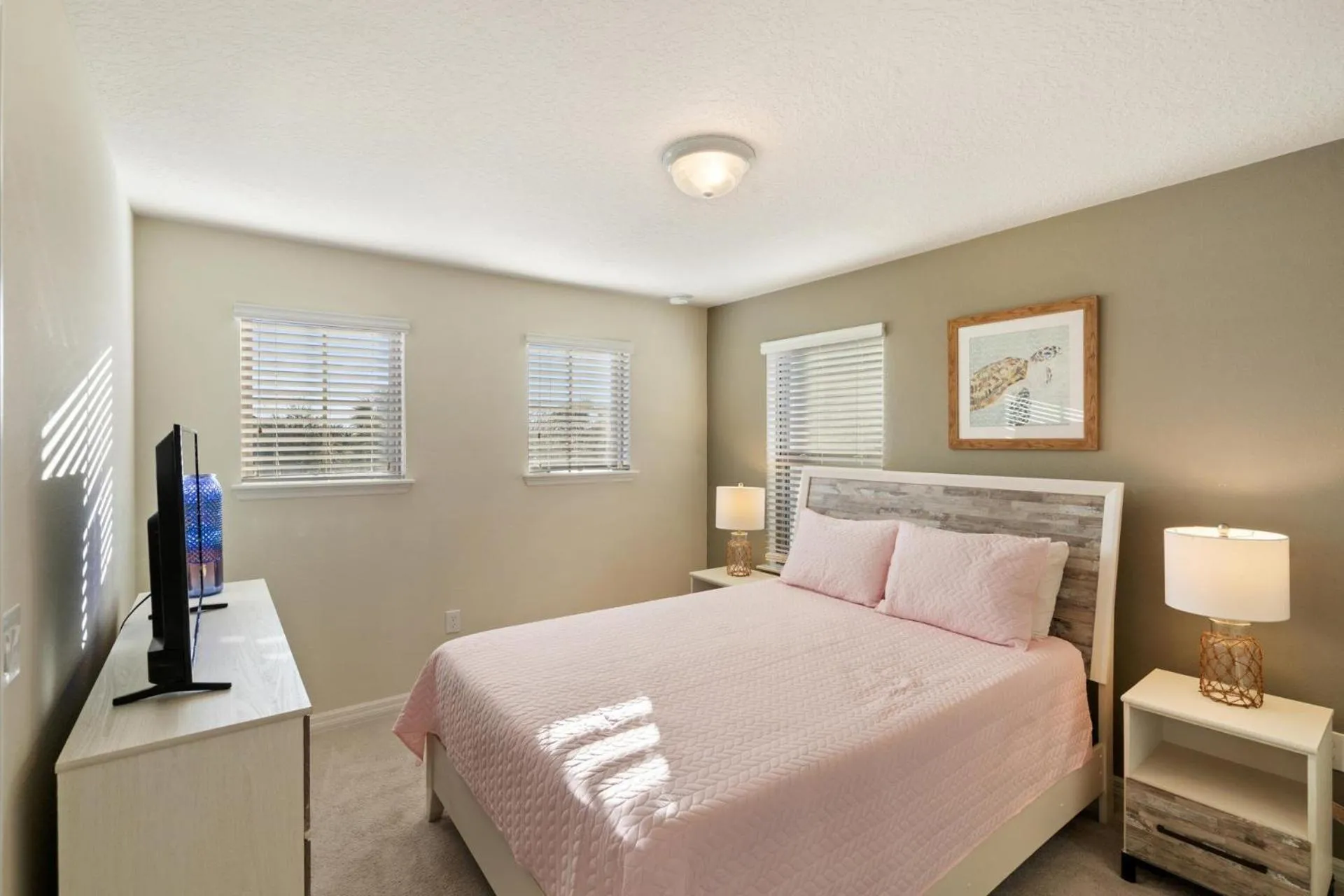 Bedroom, Bed in 5448 Misty Oak
