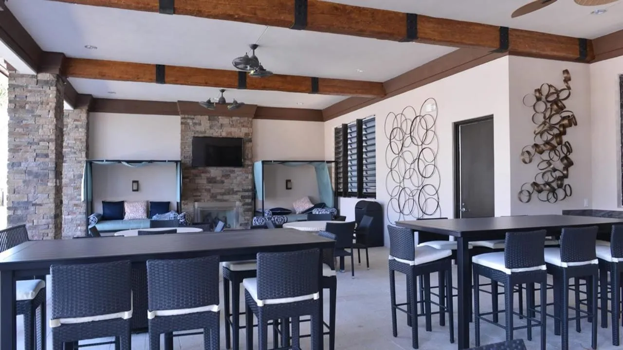 Seating area in 5448 Misty Oak