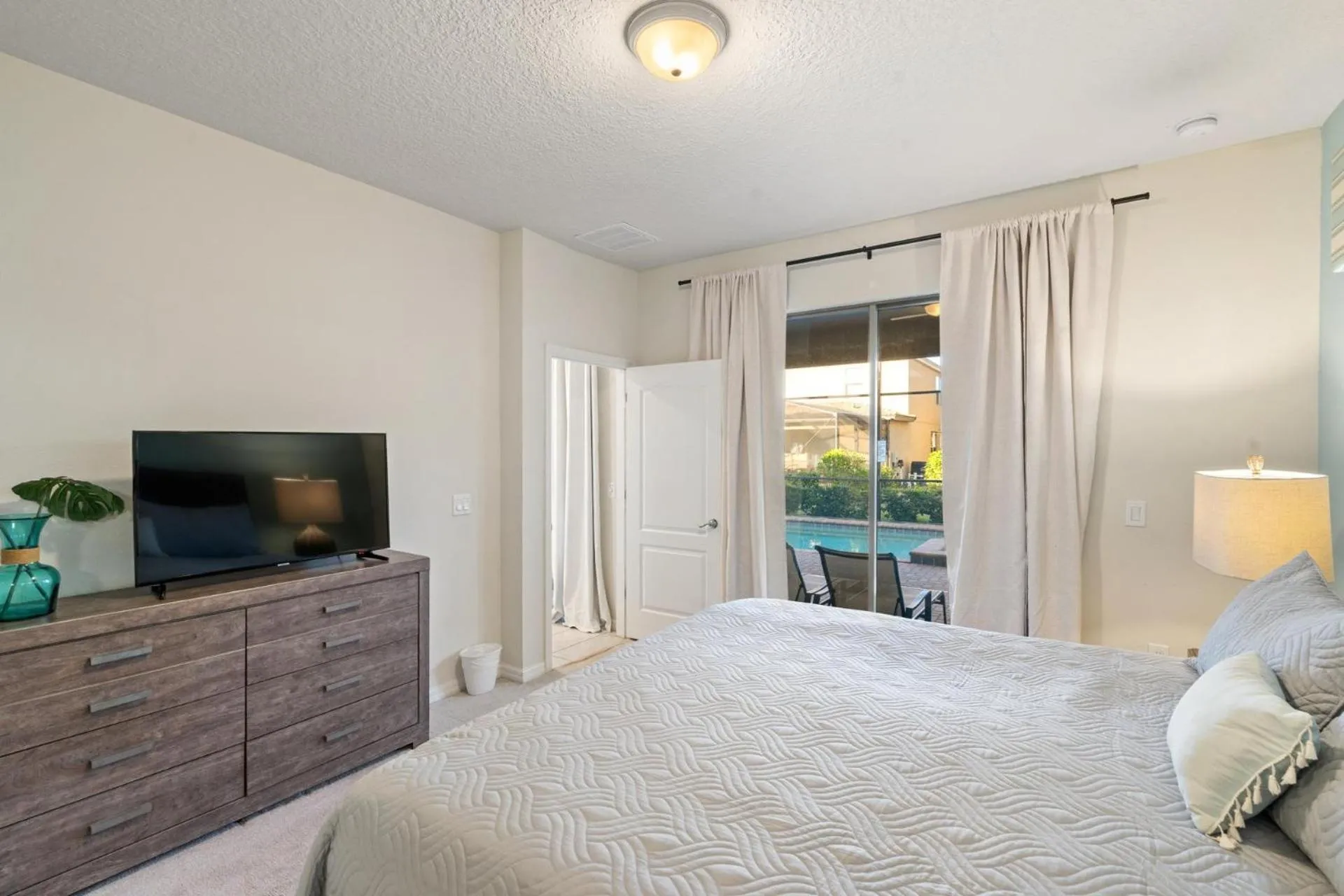 Bedroom, Bed in 5448 Misty Oak