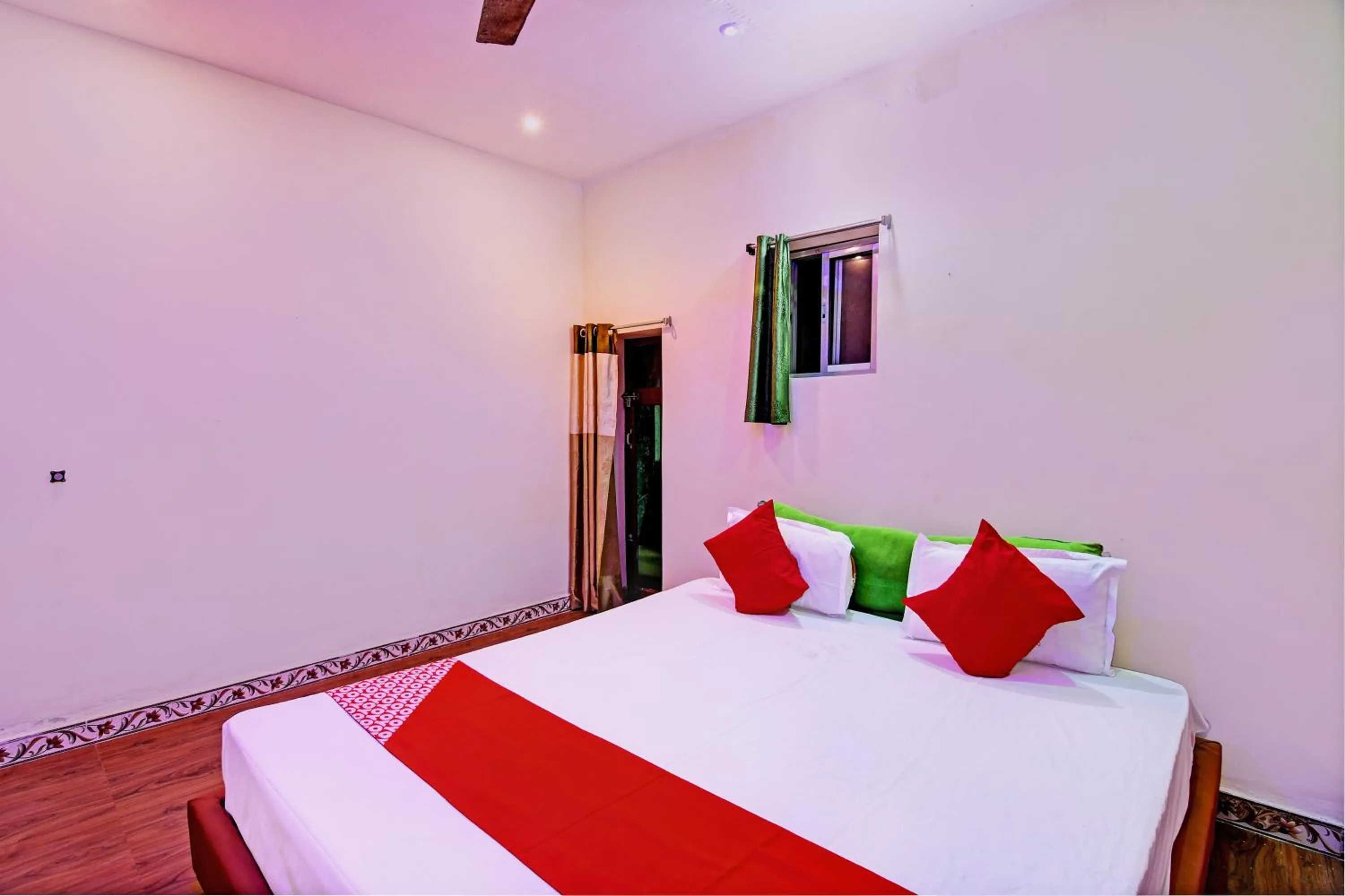 Bedroom in Hotel O Daffodil Lodge Dolphin restaurant